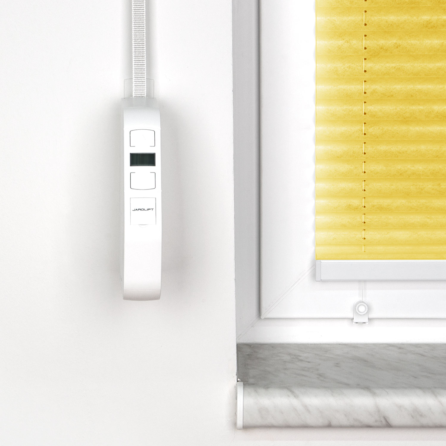 Elektrischer Gurtwickler JAROMAT Pro neben Fenster mit Plissee-Rollo