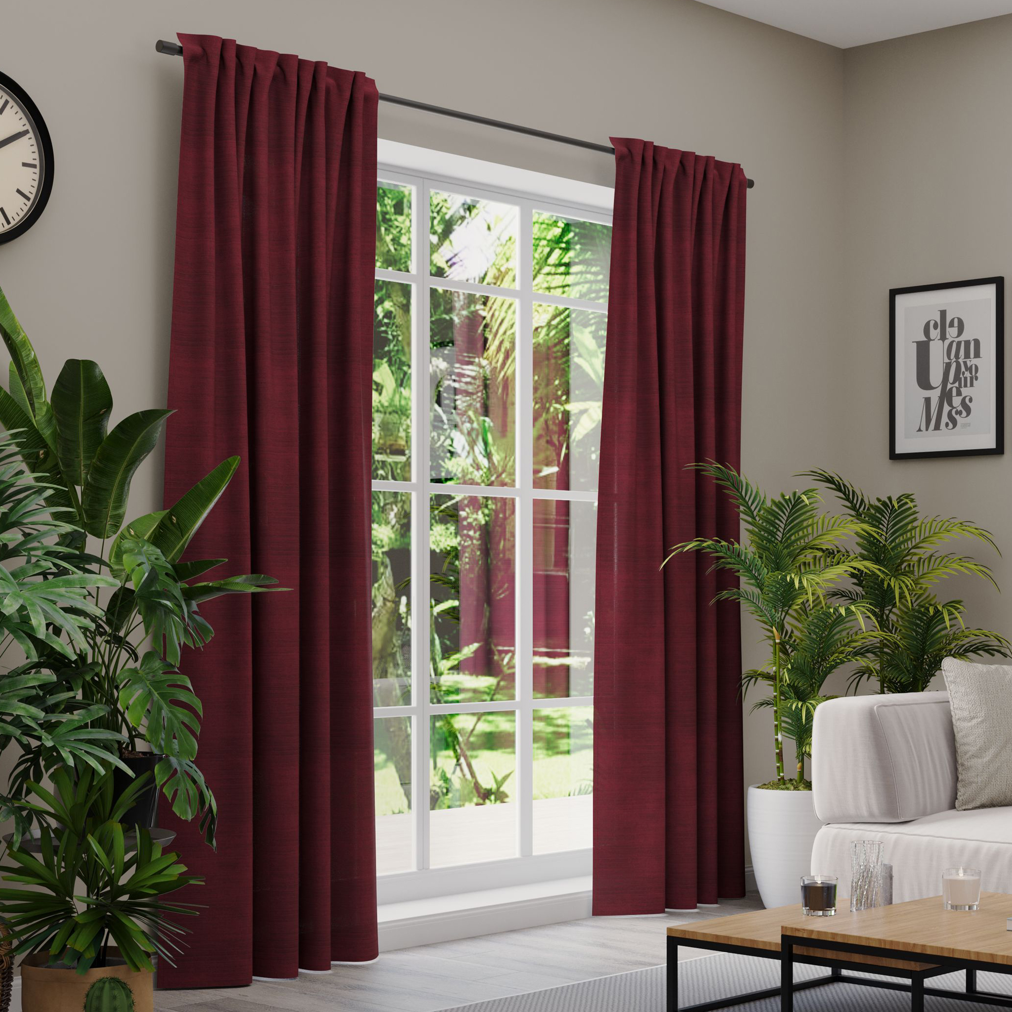 Gardinen an einem Fenster in einem Wohnzimmer mit Pflanzen und Möbeln