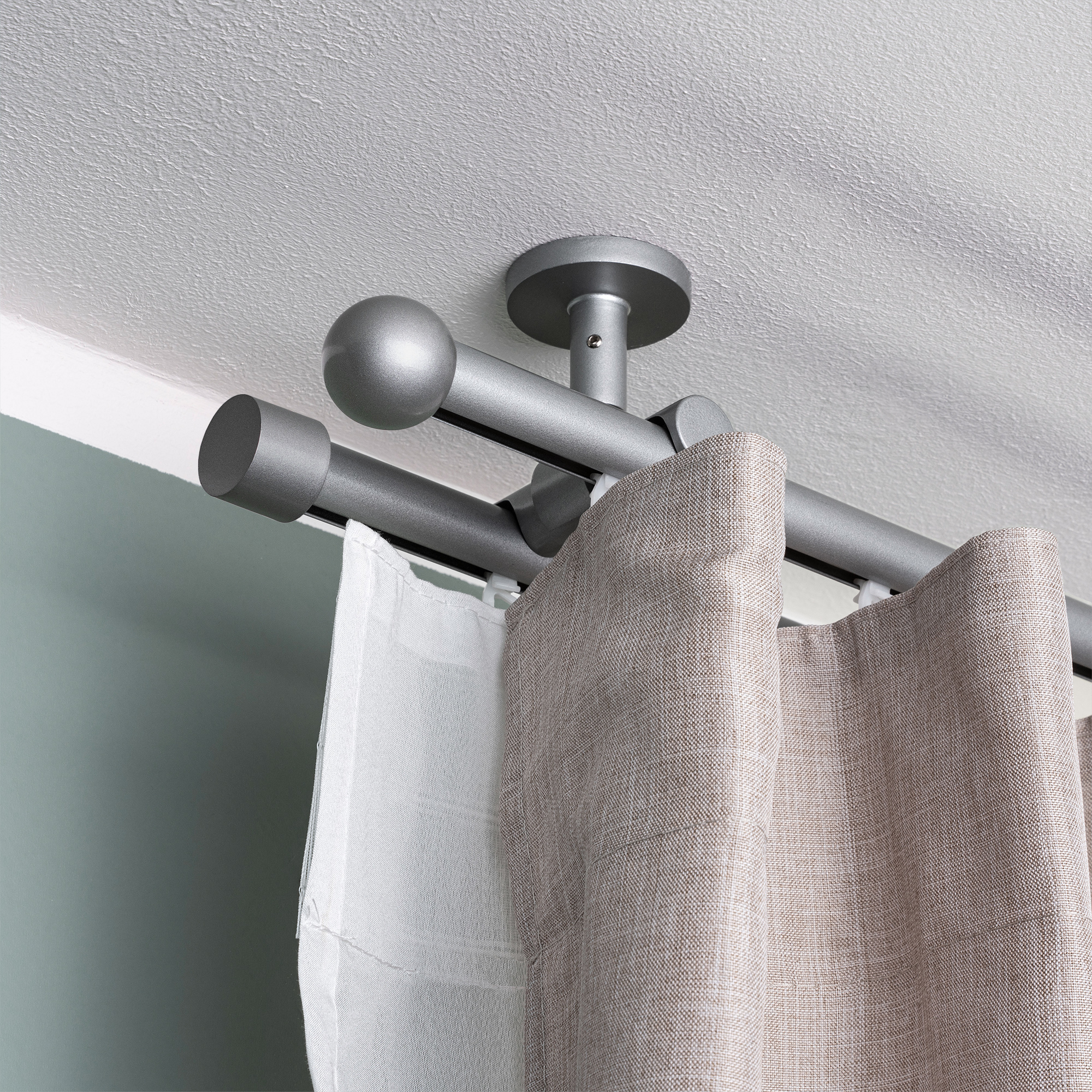 Gardinenstange Set mit Innenlauf und Kugelenden, montiert an der Decke mit Vorhängen