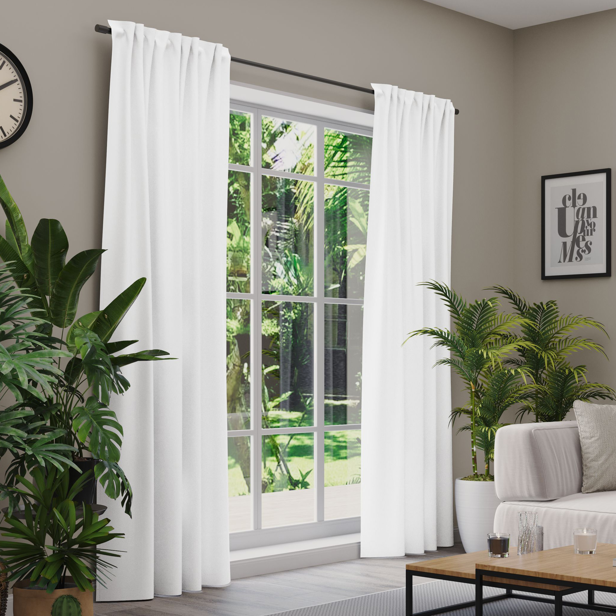 Gardinen an einem Fenster in einem Wohnzimmer mit Pflanzen und Möbeln