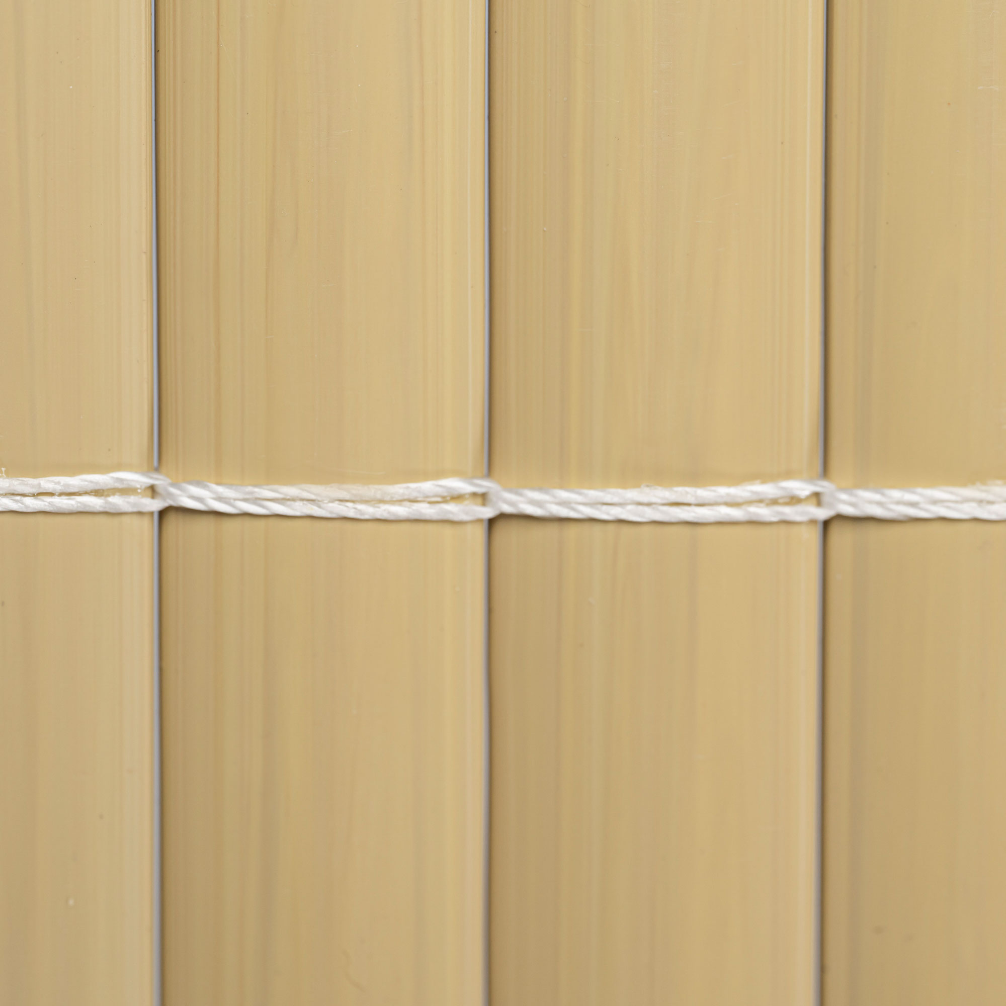 slider_image_1195205d9c224707a1a1e01b09966d88 Gitterstruktur mit horizontalem Draht, geeignet für Zäune oder Abgrenzungen