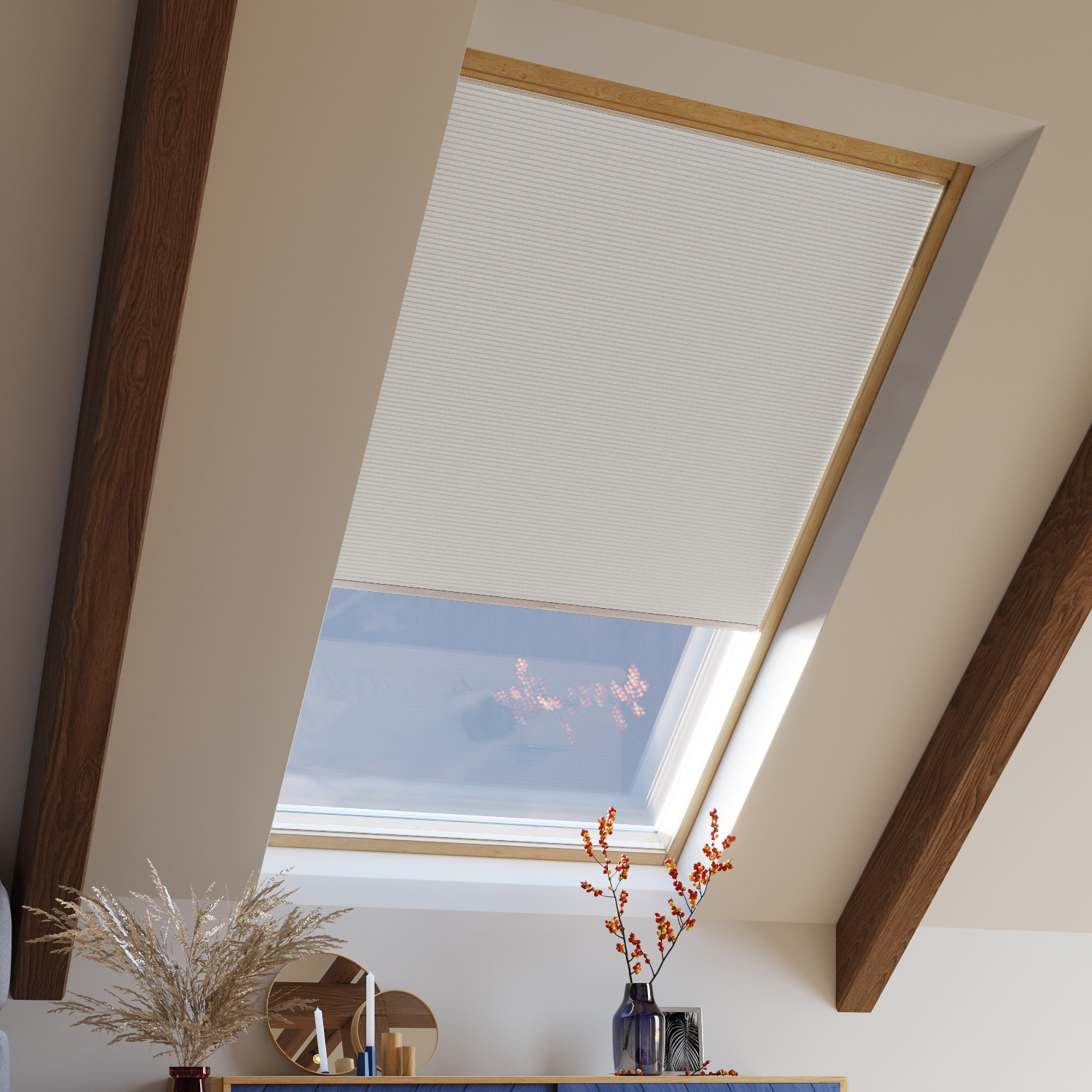 Dachfenster mit maßgefertigtem Plissee im C3 COSIFLOR-System, montiert in einem Raum