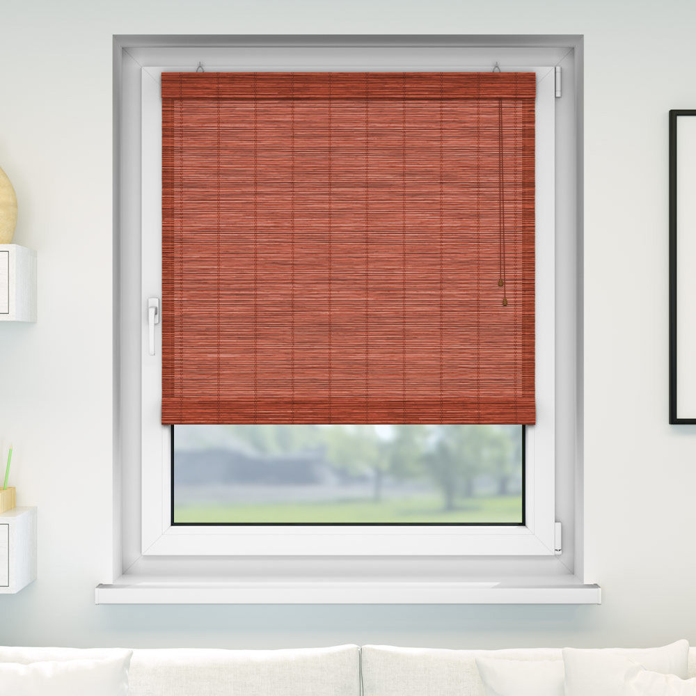 Fenster mit heruntergelassenem Rollo aus horizontalen Lamellen