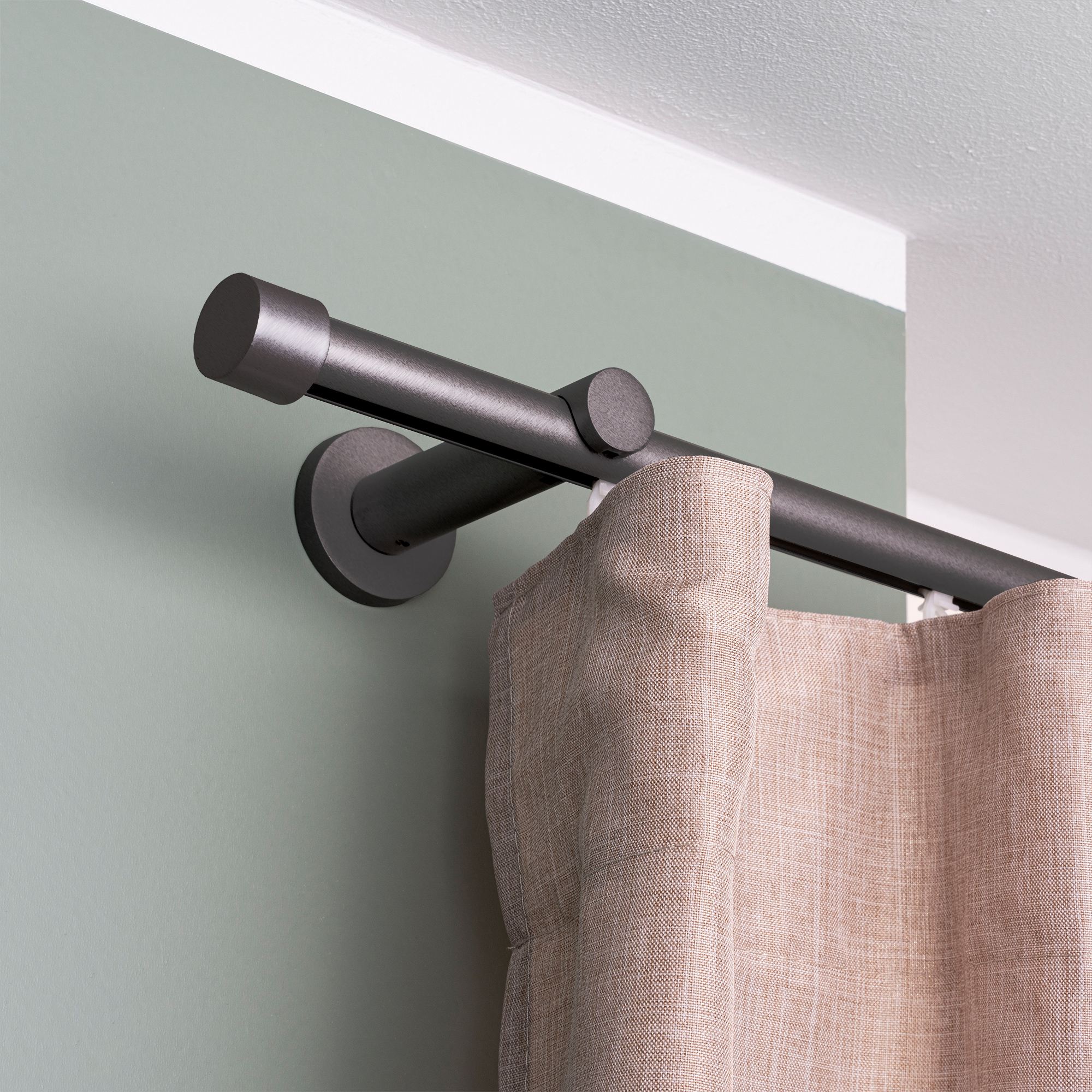 Gardinenstange mit Innenlauf und montiertem Vorhang an der Wand befestigt