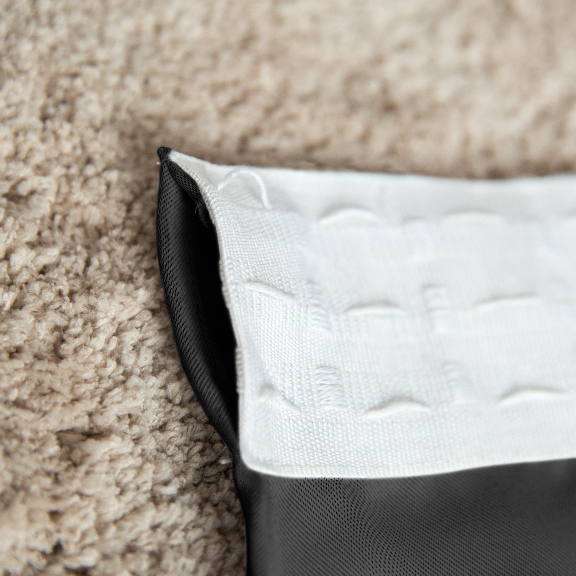 slider_image_58e5c3a98ecf42cc811c857895aa5f0b Nahaufnahme eines Vorhangs mit Kräuselband auf einem Teppichboden