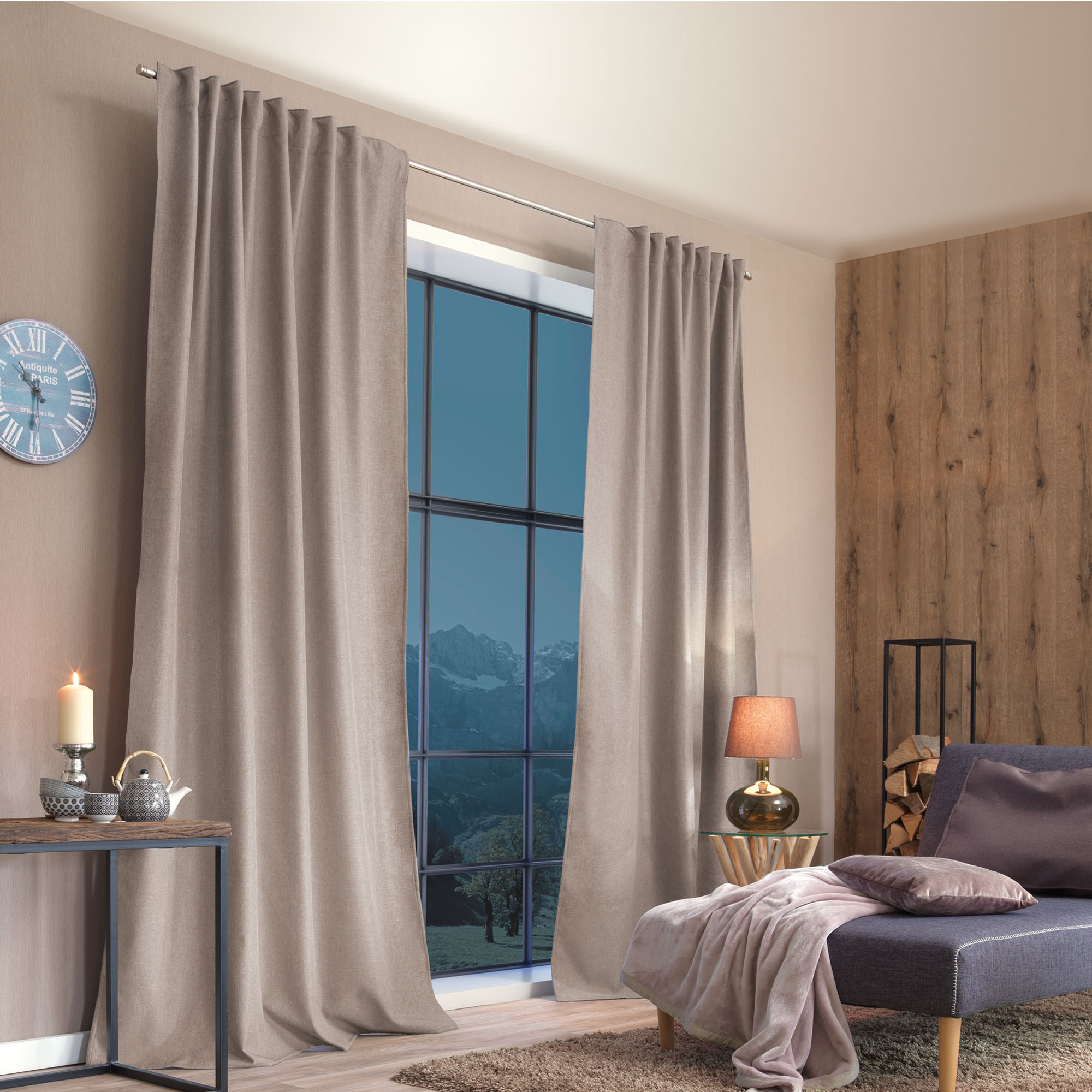 Thermo-Vorhang mit Kombiband an Fenster in gemütlichem Raum mit Sofa und Tisch