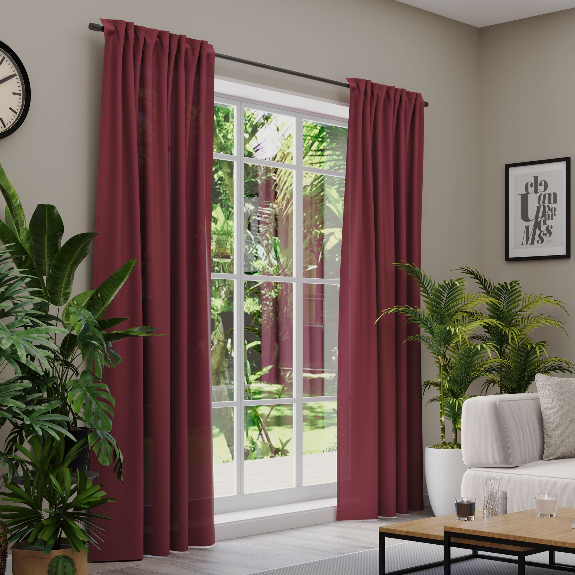 Gardinen an einem Fenster in einem Wohnzimmer mit Pflanzen und Möbeln