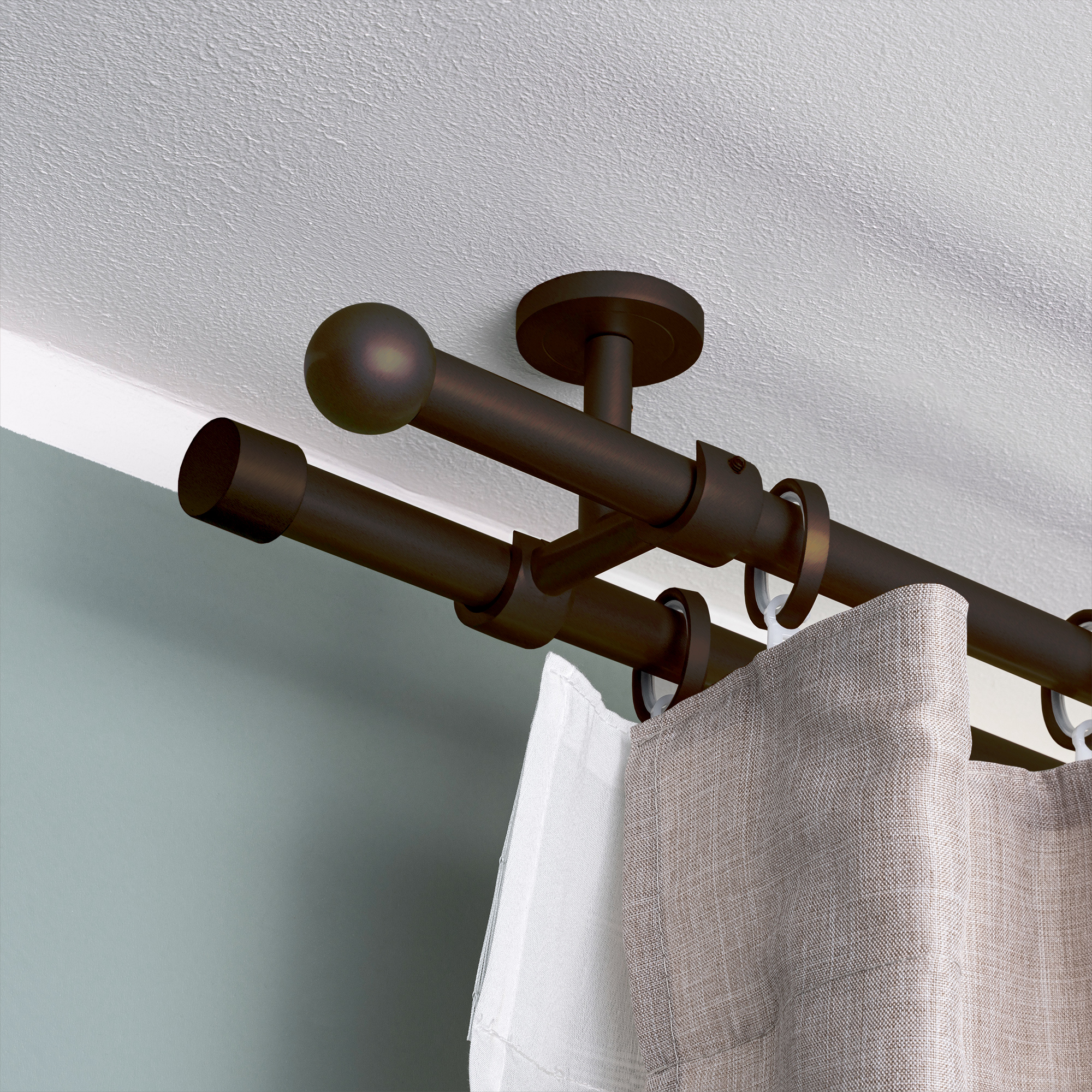 Gardinenstange Set mit Kugelenden und Halterungen, montiert an der Decke mit Vorhangringen