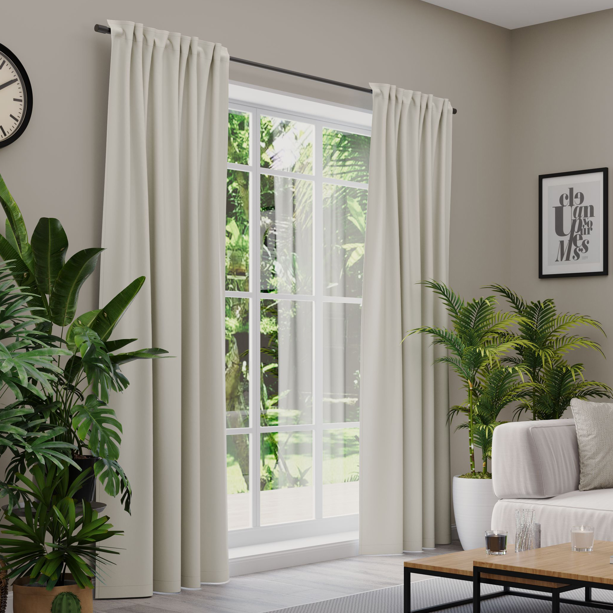 Gardinen an einem Fenster in einem Wohnzimmer mit Pflanzen und Möbeln