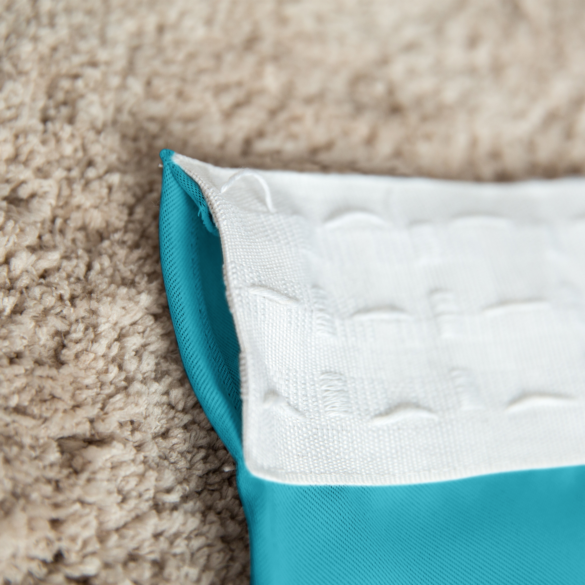 slider_image_038f6f5284544cd4a3f0f1976cc79948 Nahaufnahme eines Vorhangs mit Kräuselband auf einem Teppichboden