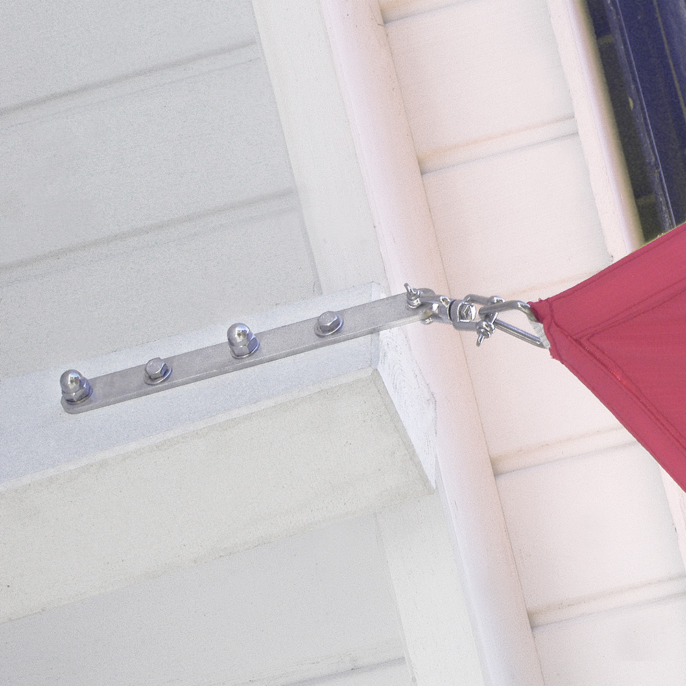 Befestigungsleiste aus Edelstahl an Wand montiert, hält ein gespanntes Tuch oder Segel