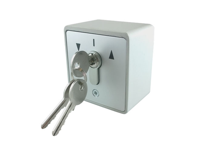 Schlüsselschalter mit zwei eingesteckten Schlüsseln, quadratisches Gehäuse, Pfeilsymbole