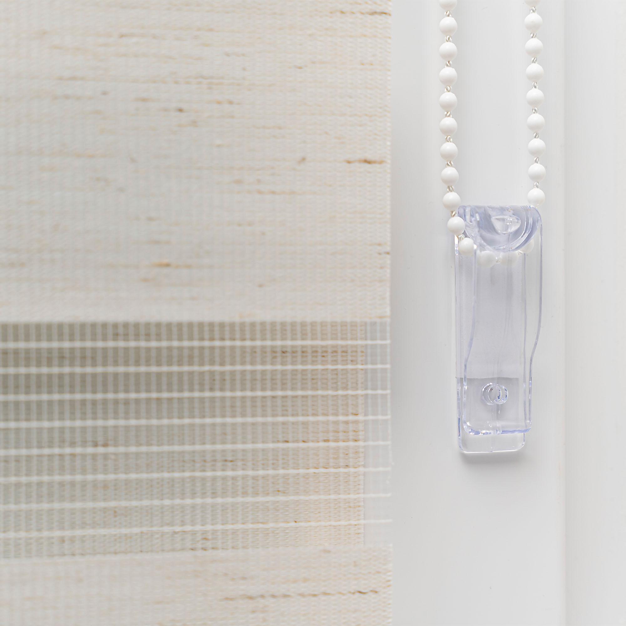 Klemmfix Doppelrollo mit Kettenzug und transparentem Halter an Fensterrahmen befestigt