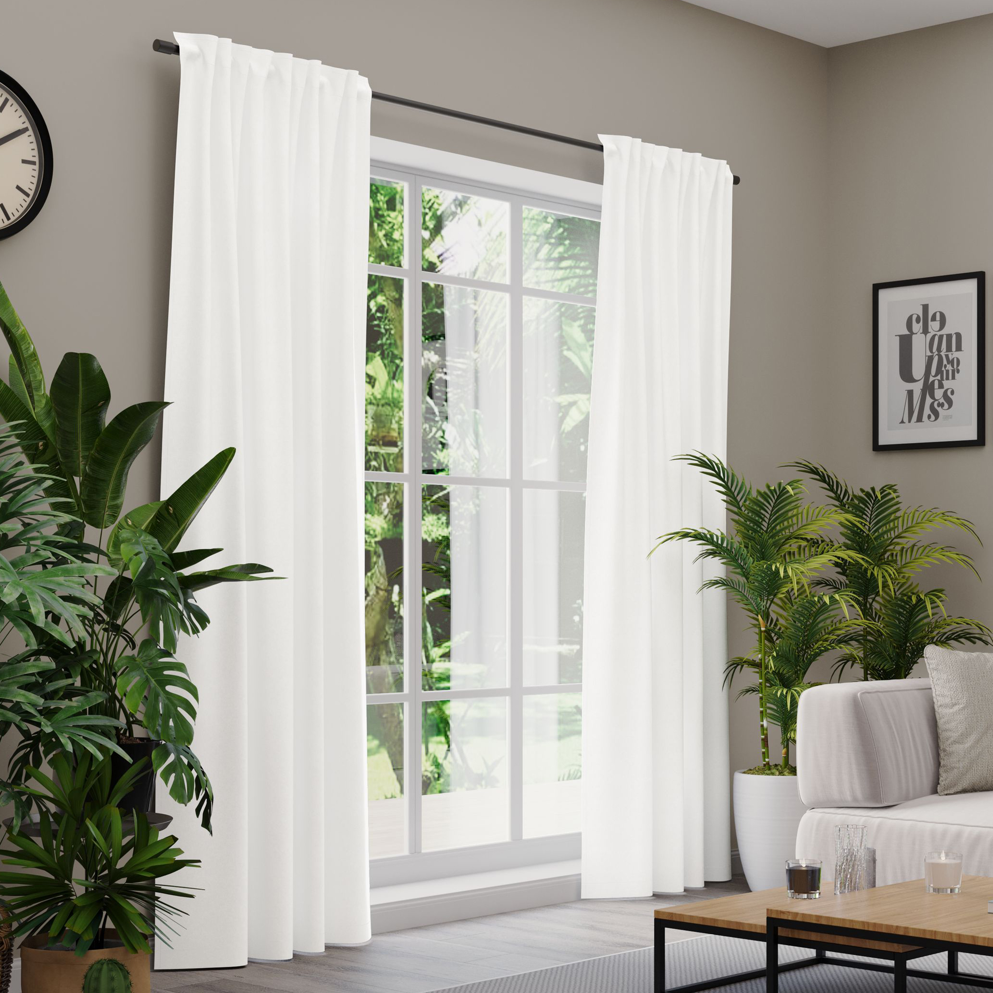 Gardinen an einem Fenster in einem Wohnzimmer mit Pflanzen und Möbeln