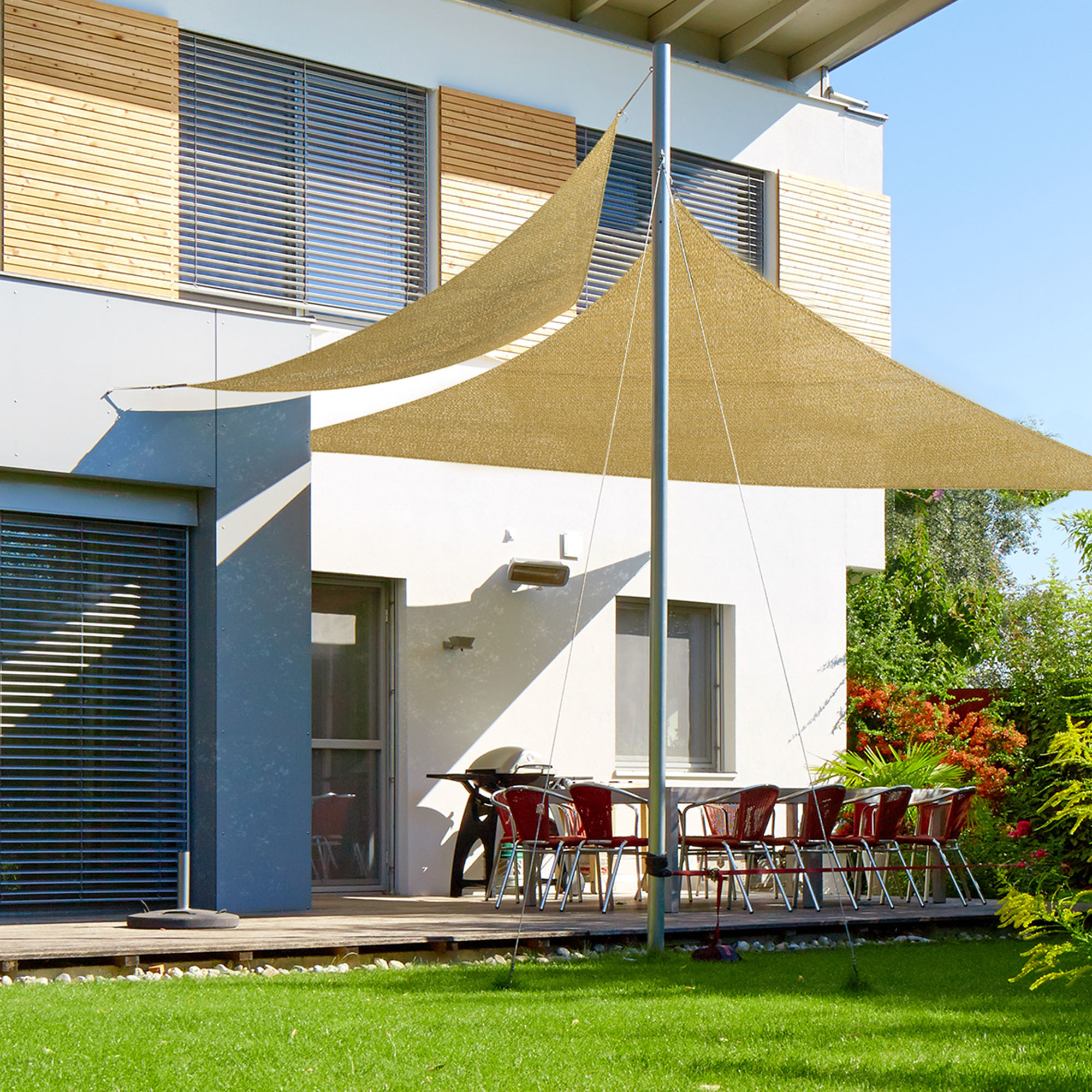 Sonnensegel aus HDPE über Terrasse gespannt, bietet Schatten und Schutz im Außenbereich
