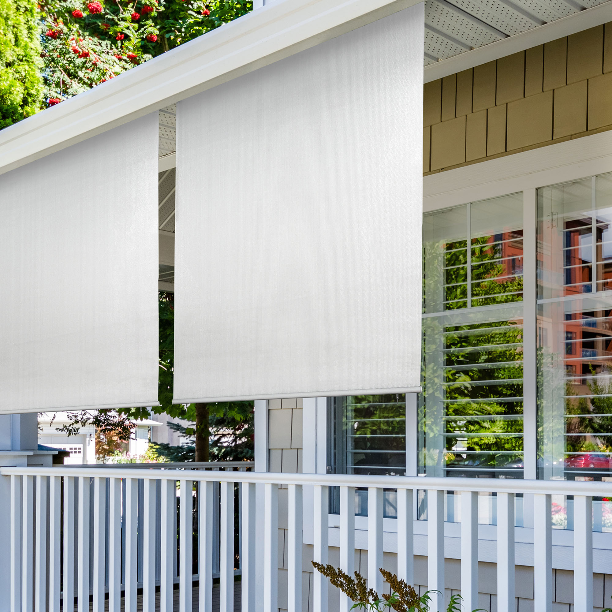 slider_image_0ecce8b75731480bab25b63a38375a17 Außenrollo an einer Veranda, freihängend vor einem Fenster montiert
