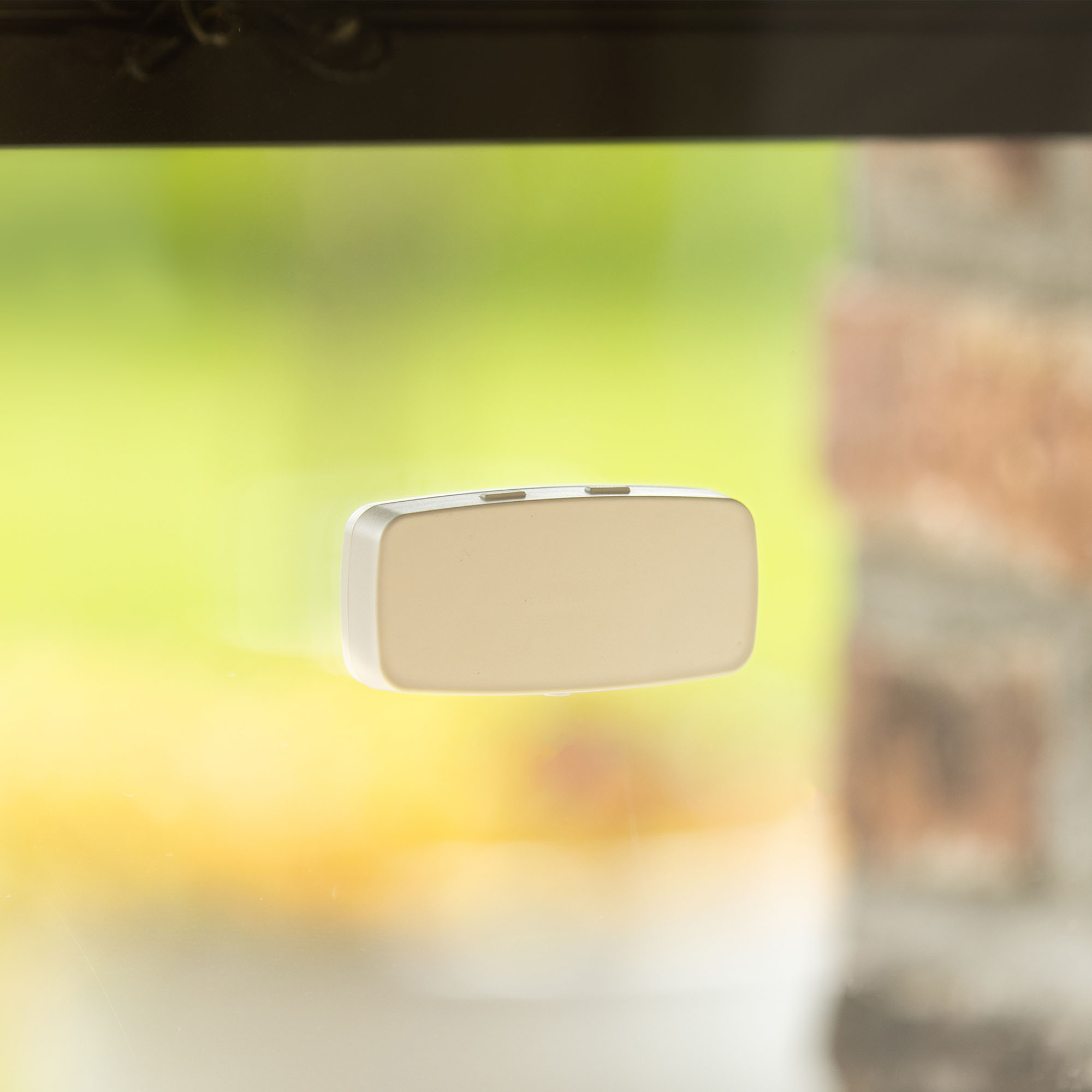 slider_image_0192755f8e3b7abe81e6170bcc45bbc1 Rechteckiger Sonnensensor an einer Glasscheibe zur Lichtmessung befestigt