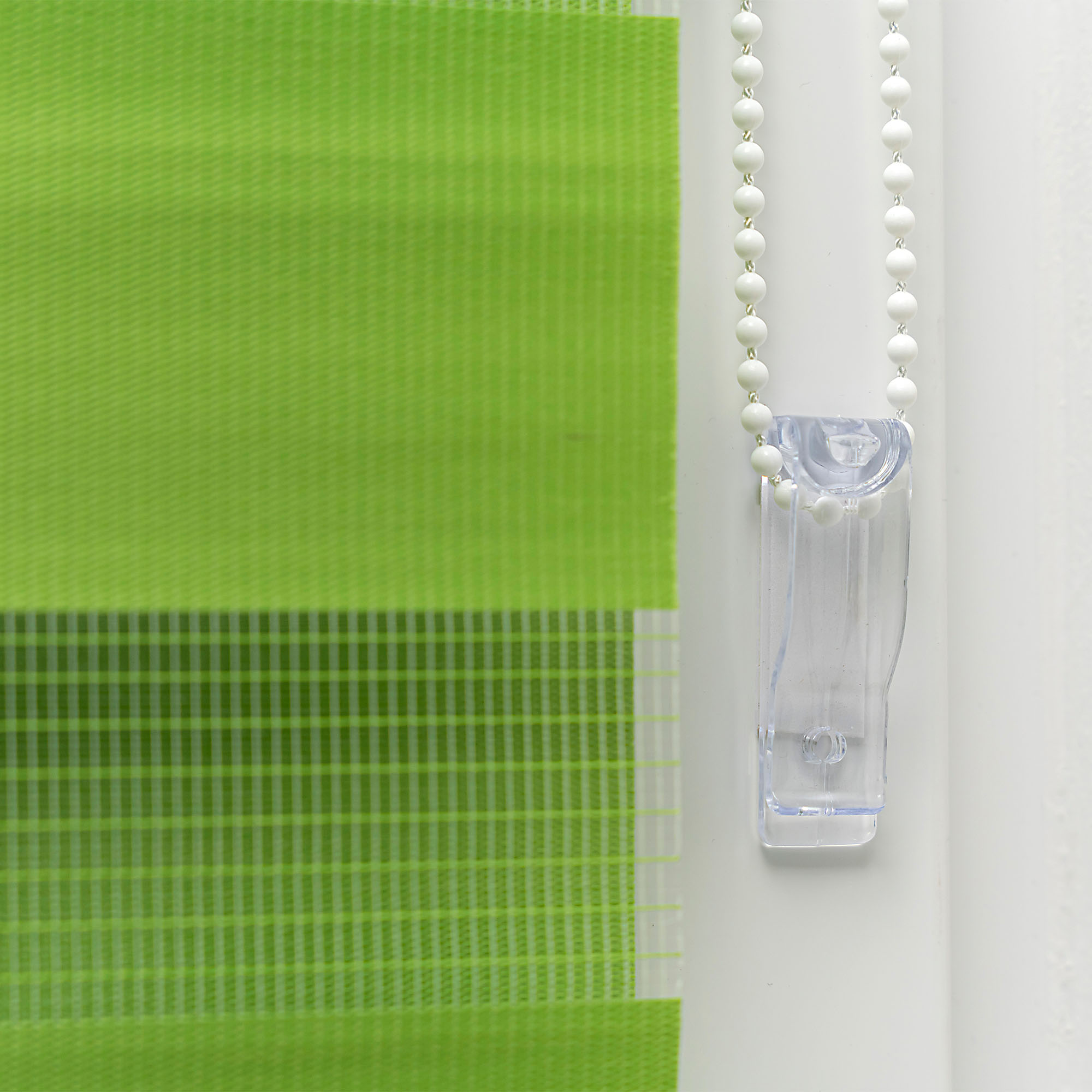 Klemmfix Doppelrollo mit Kettenzug und transparentem Halter an Fensterrahmen befestigt