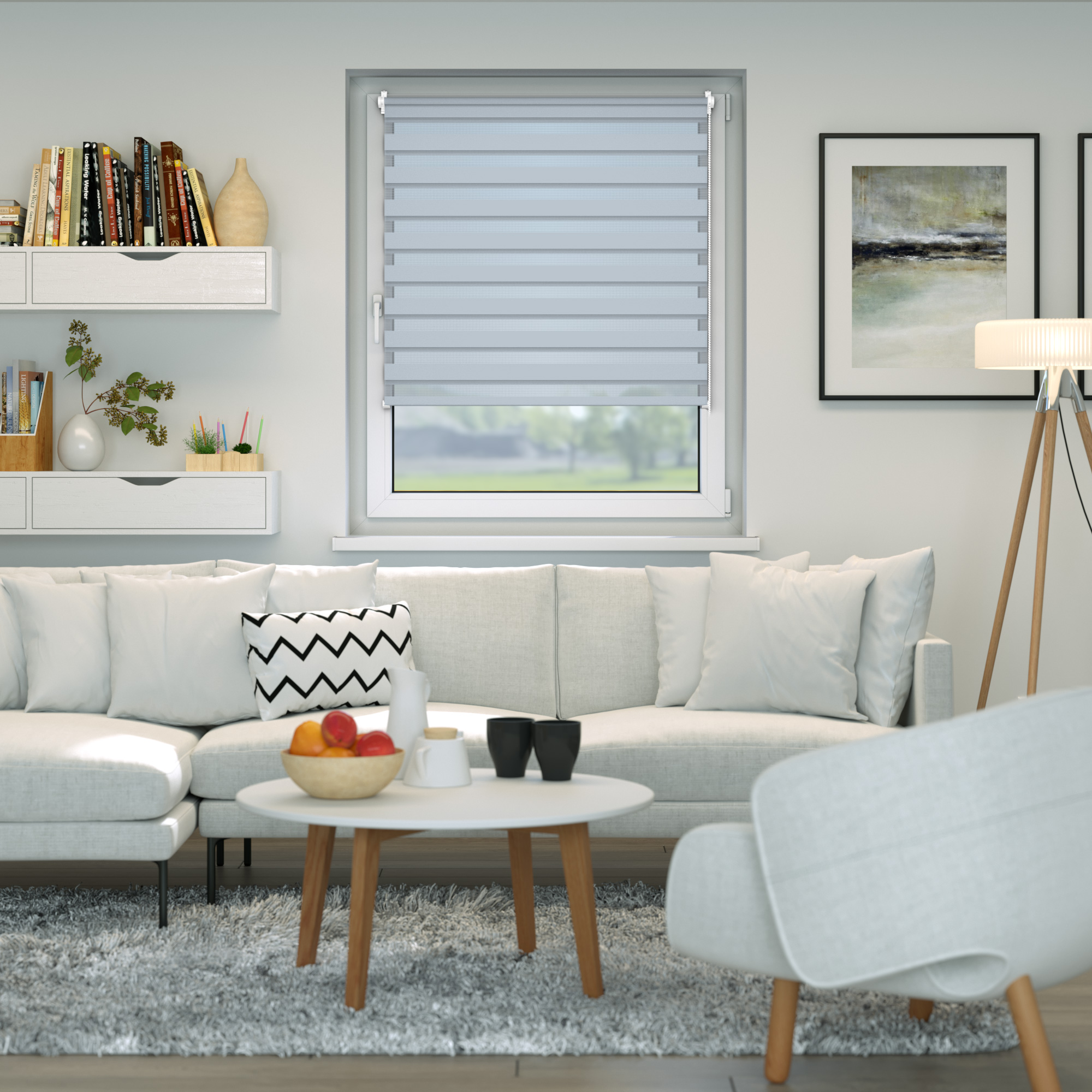 Fenster mit Zevra Doppelrollo in modernem Wohnzimmer, umgeben von Möbeln und Dekorationen