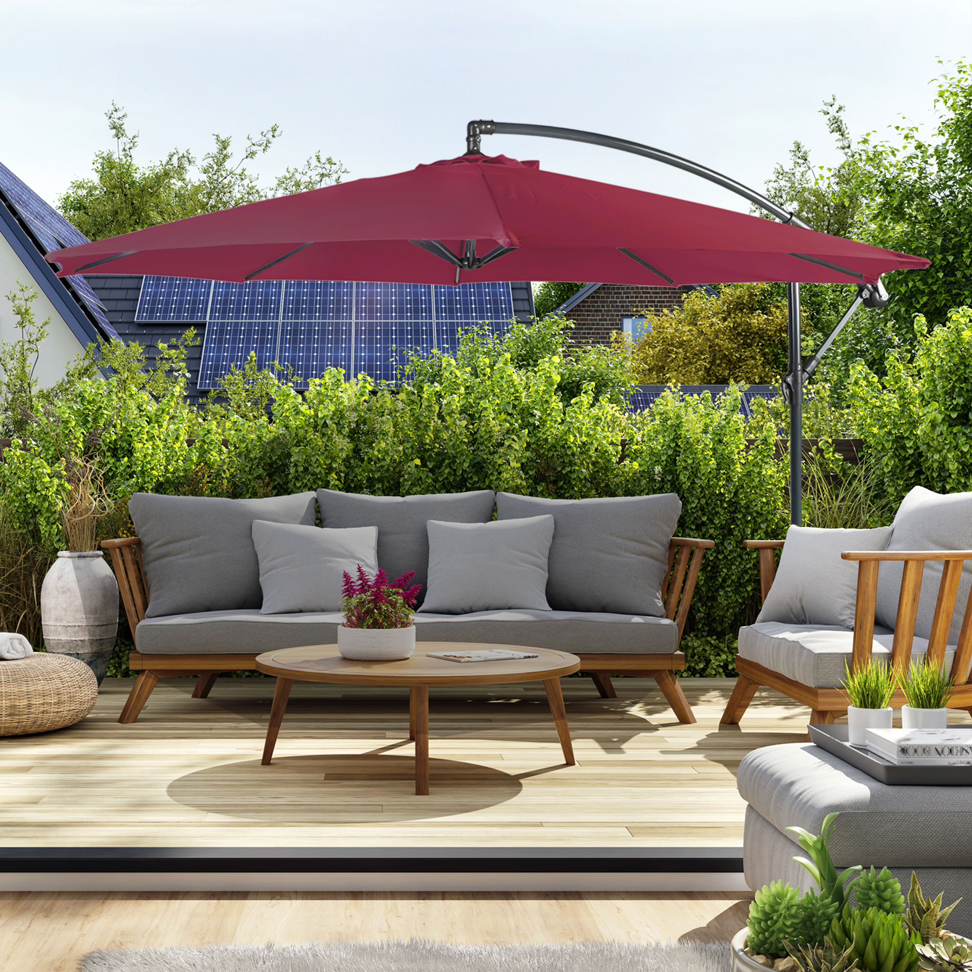 Ampelschirm über Terrasse mit Sitzgruppe und Tisch im Freien