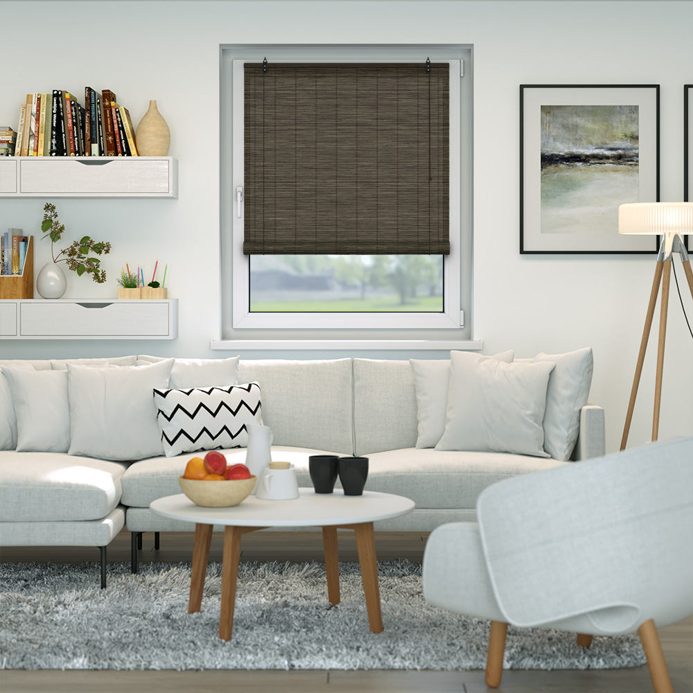 Bambusrollo an einem Fenster in einem modern eingerichteten Wohnzimmer