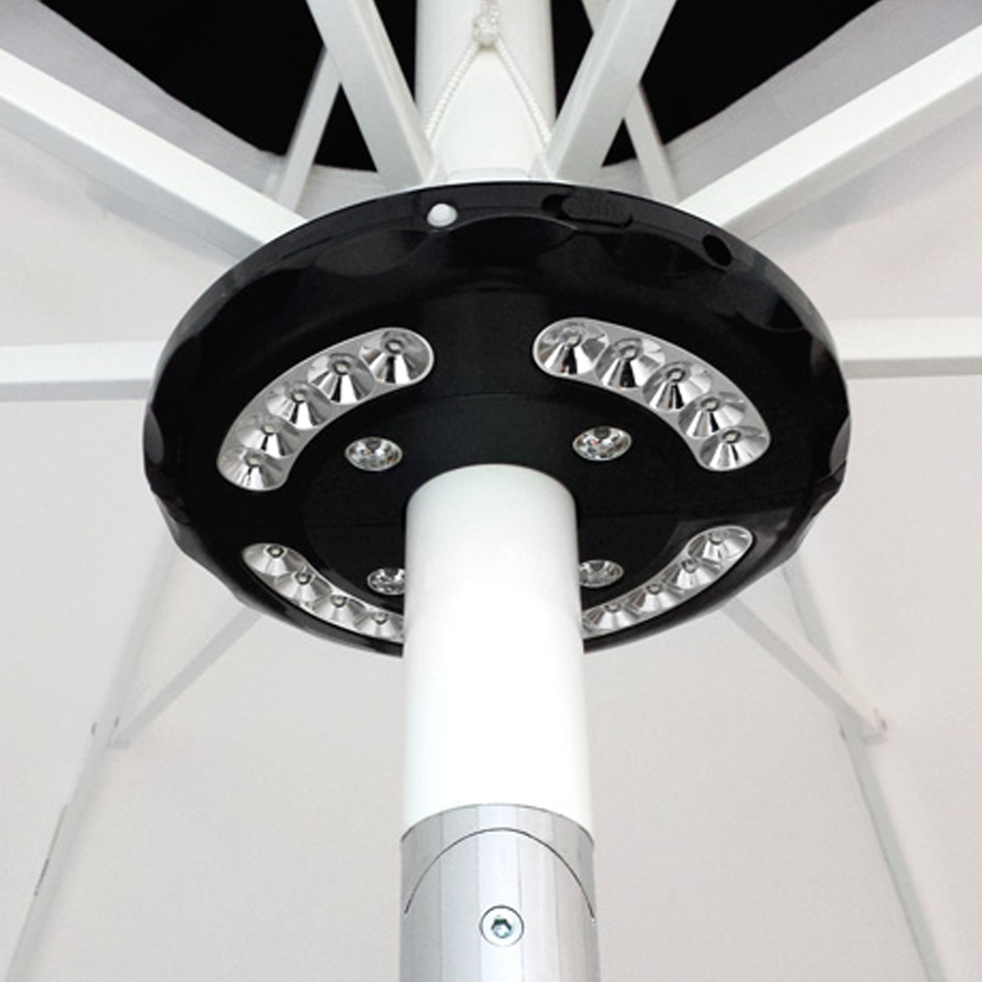 LED-Beleuchtungseinheit an einem Sonnenschirm befestigt, zeigt runde Anordnung der Lichter