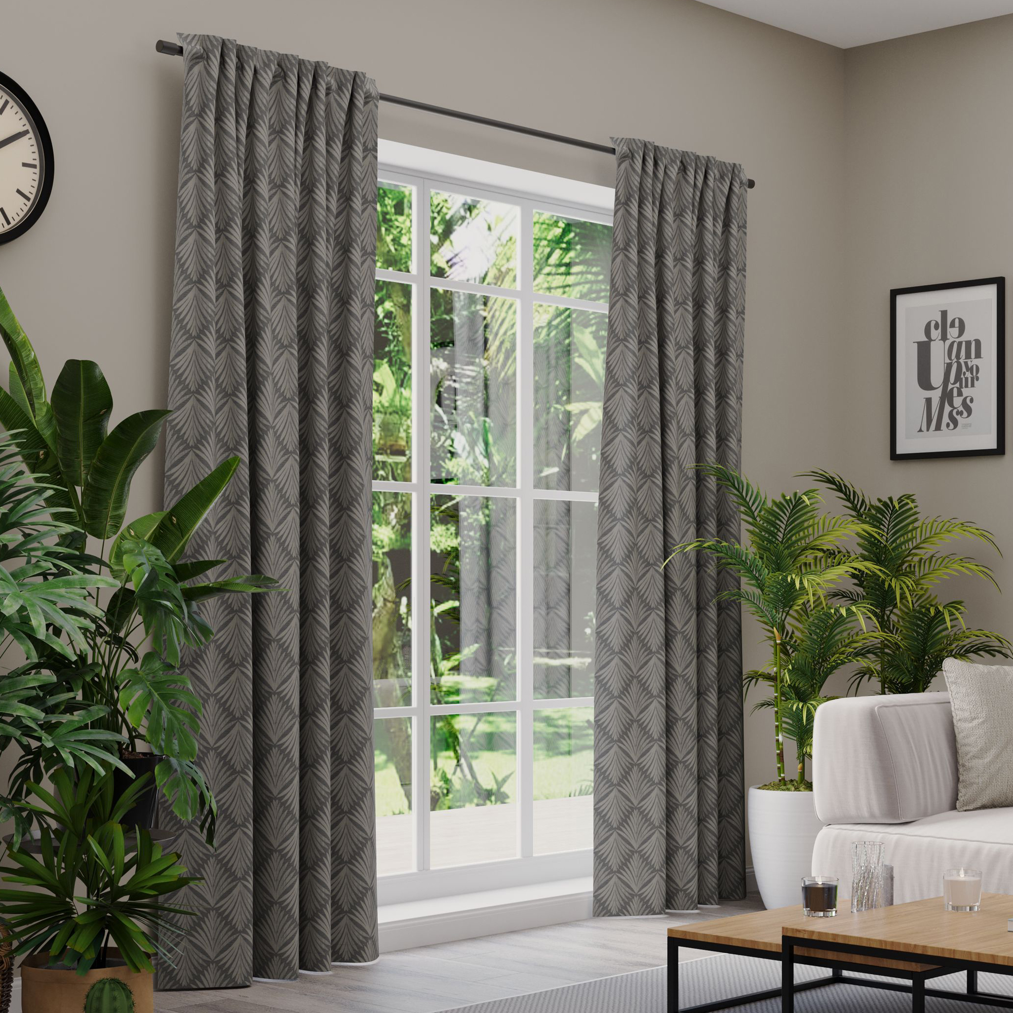 Gardinen an einem Fenster in einem Wohnzimmer mit Pflanzen und Möbeln