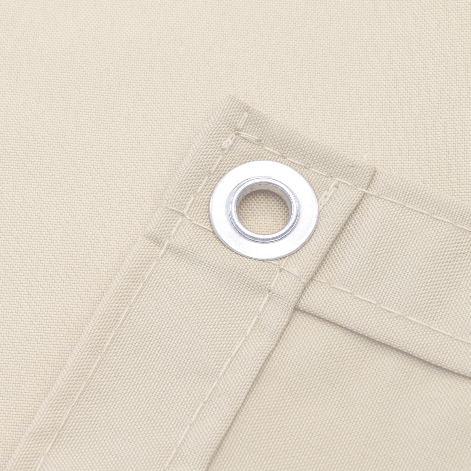 Nahaufnahme einer Balkonbespannung aus wasserdichtem Polyester mit Öse zur Befestigung