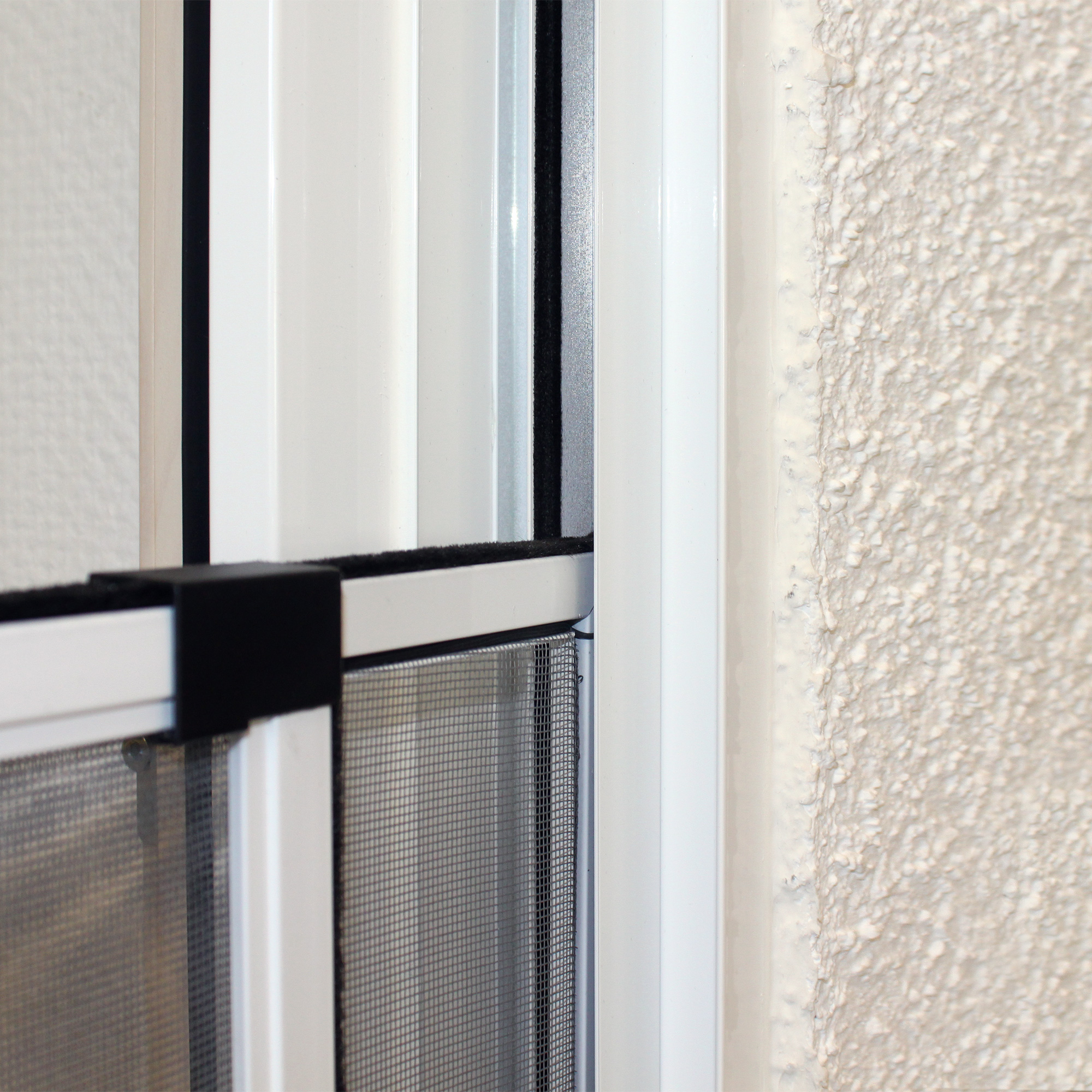 Schiebbarer Insektenschutzrahmen an einem Fenster montiert