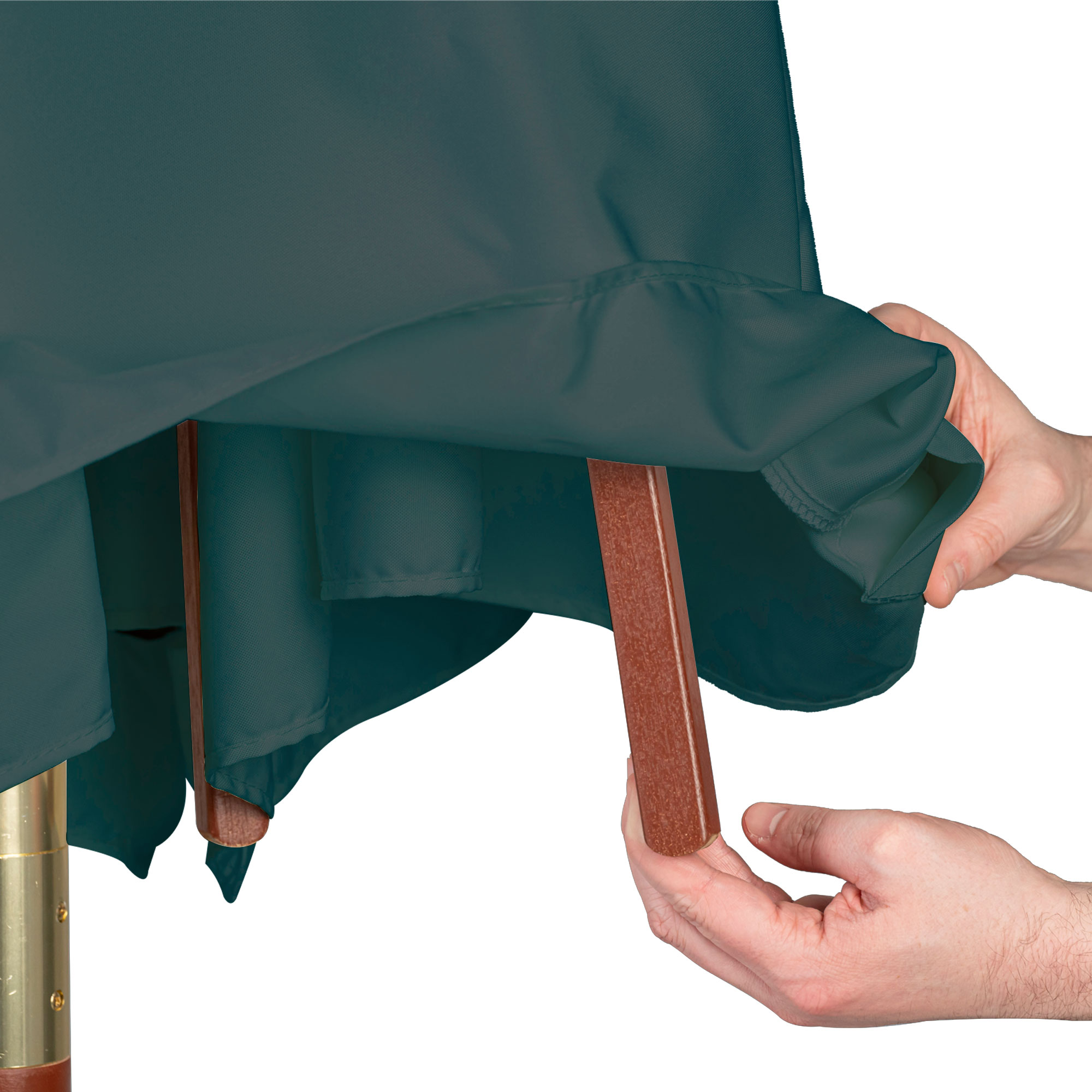 Sonnenschirmbespannung auf Holzrahmen mit Händen zur Befestigung