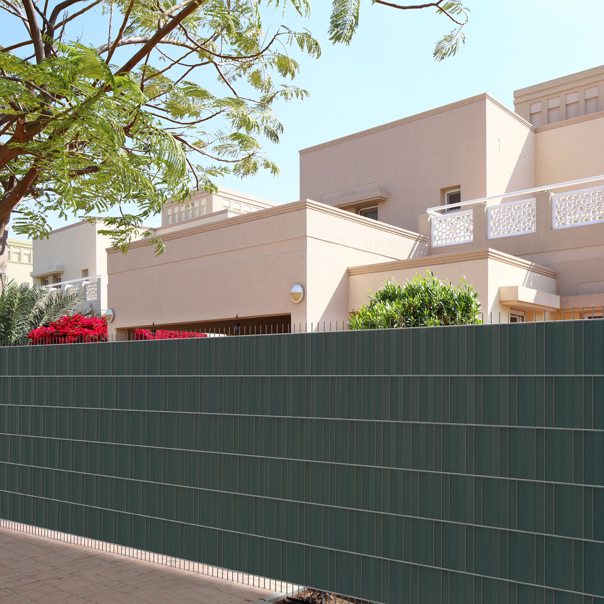 slider_image_a64f66cc13574f72817e58c423bcbe14 Befestigungsclips für PVC Sichtschutzstreifen an einem Zaun vor einem Gebäude