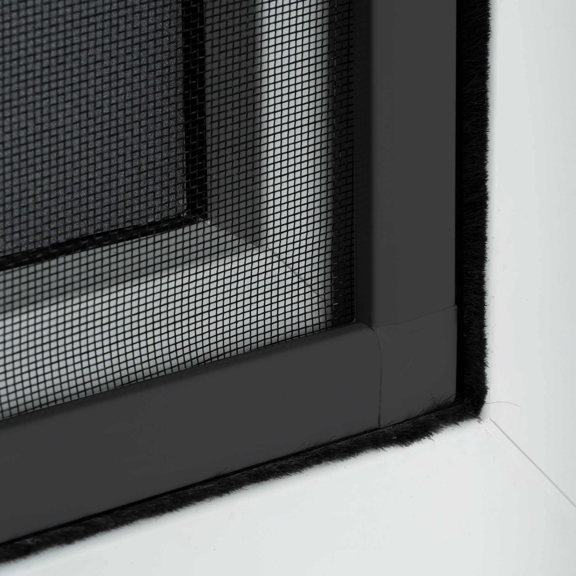 slider_image_0192287c0e817275a2a2d72f689c916a Nahaufnahme eines Rahmens mit integriertem Gitter und Dichtungselementen