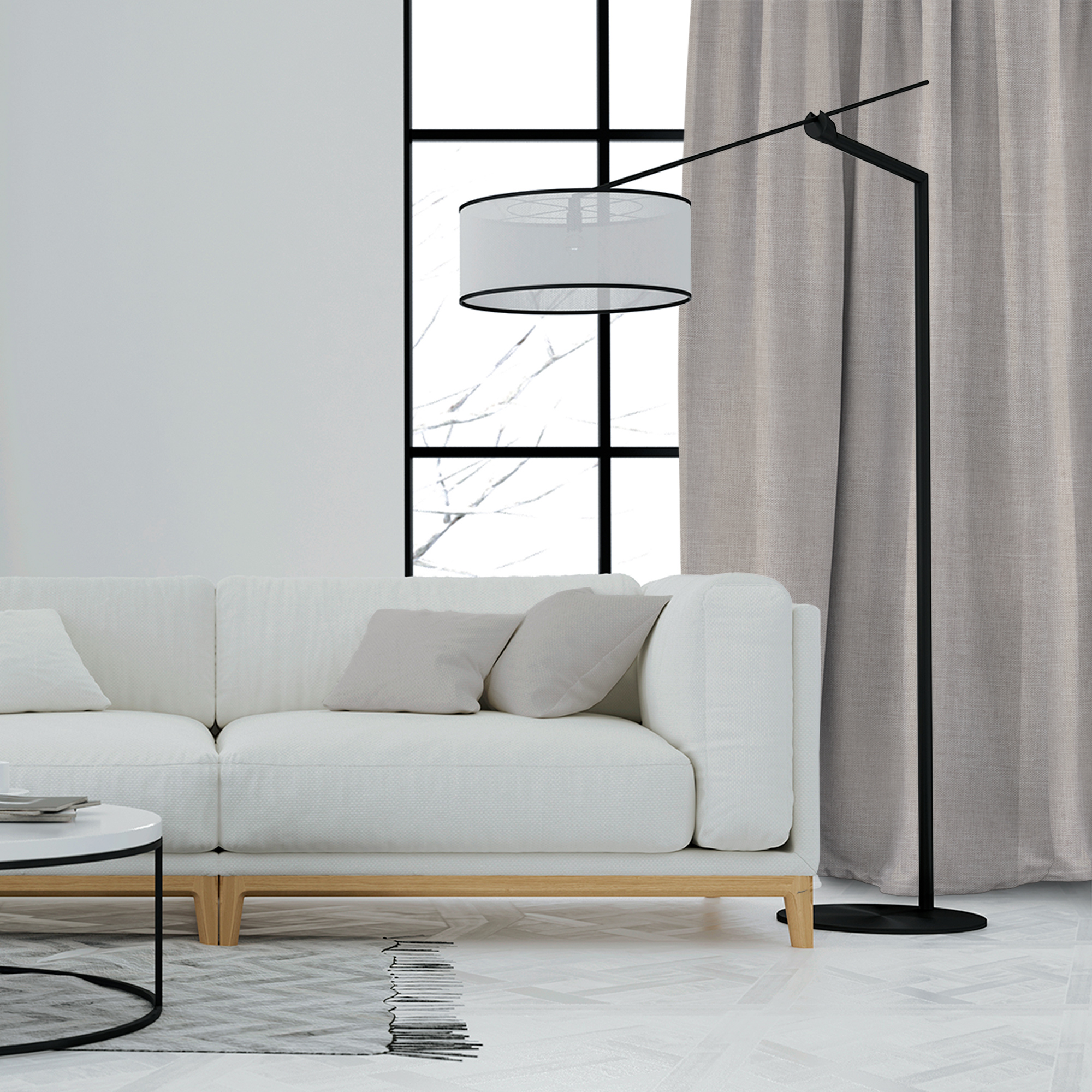 Wohnzimmer mit Sofa, Stehlampe und Thermo-Vorhang vor einem großen Fenster