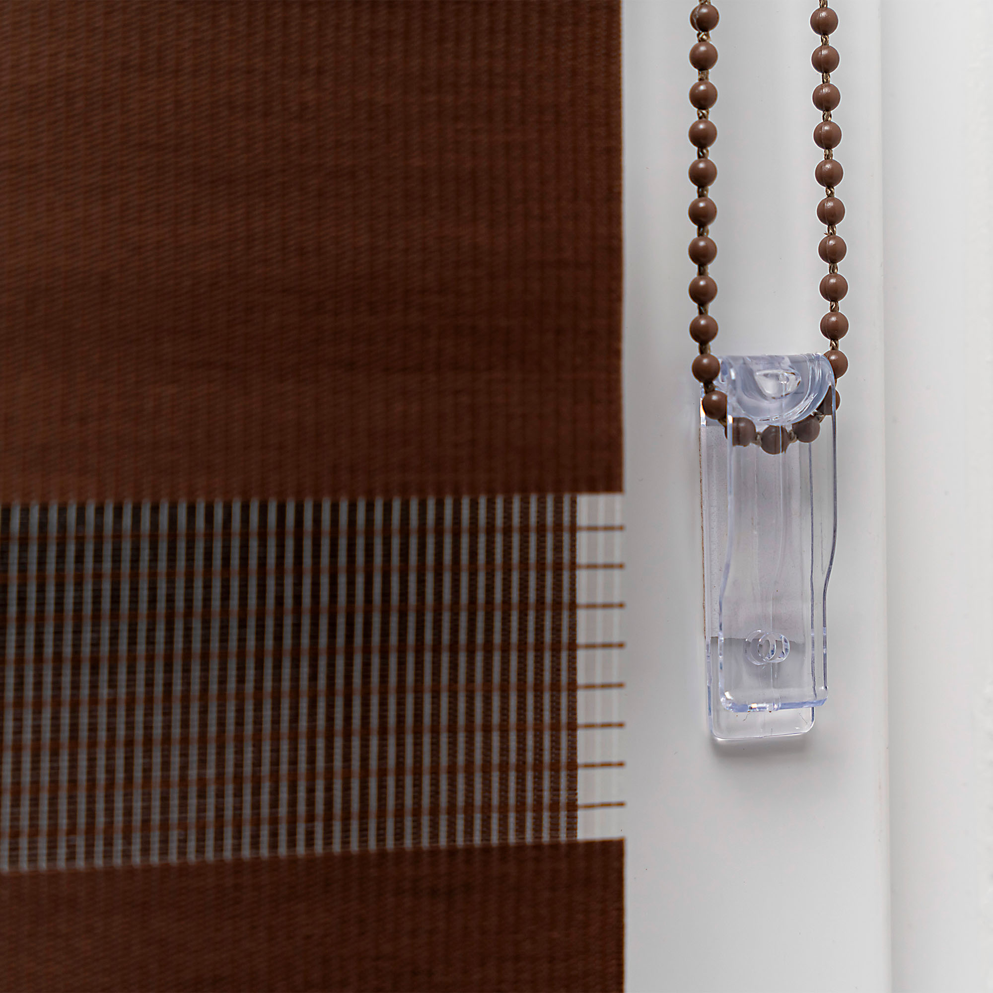 slider_image_15409312b4854244b589342167863d46 Klemmfix Doppelrollo mit Kettenzug und transparentem Halter an Fensterrahmen befestigt