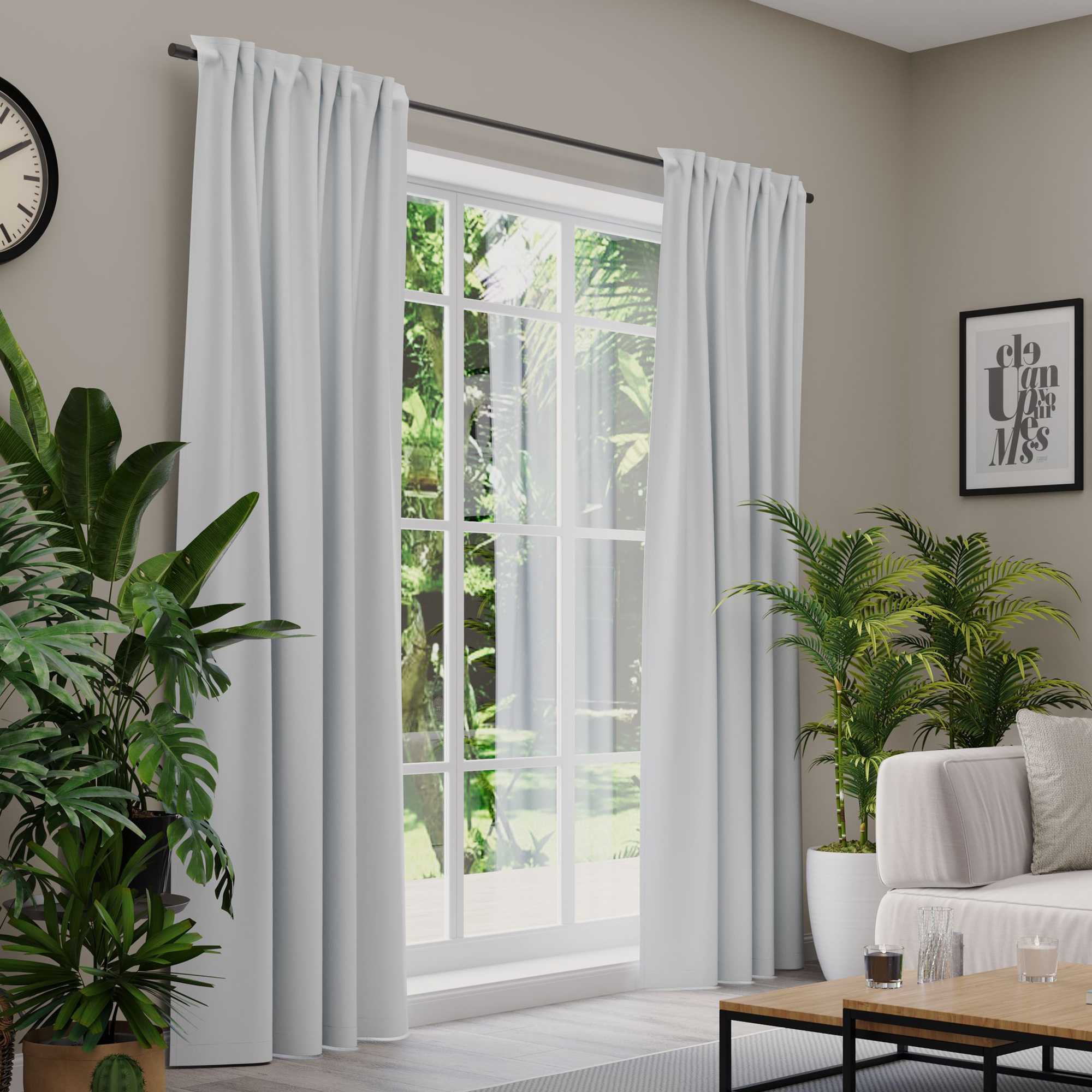 Gardinen an einem Fenster in einem Wohnzimmer mit Pflanzen und Möbeln