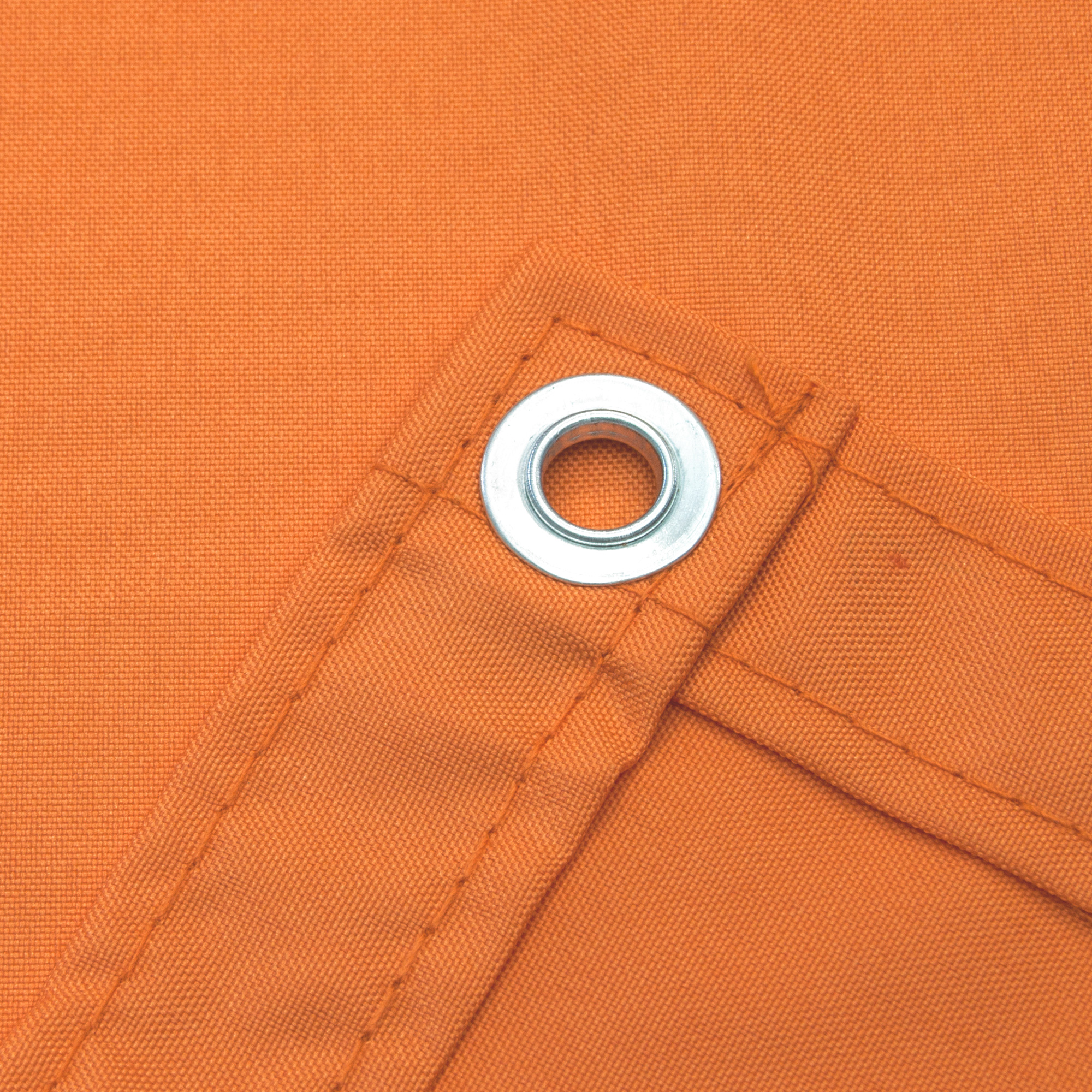 Nahaufnahme einer Balkonbespannung aus wasserdichtem Polyester mit Öse zur Befestigung