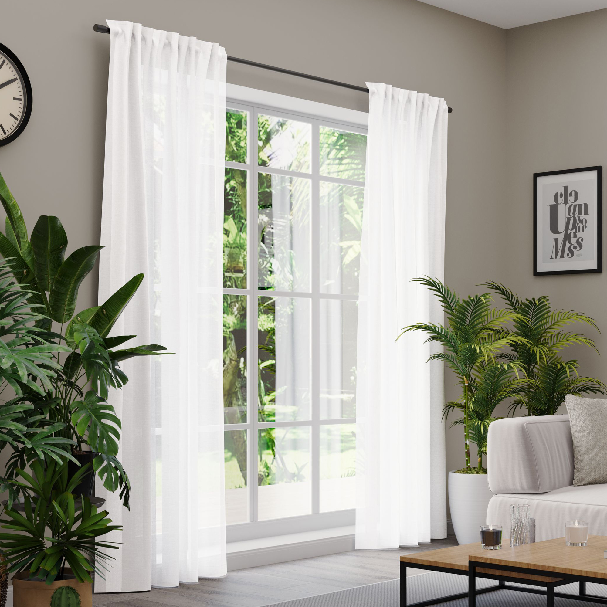 Gardinen an einem Fenster in einem Wohnzimmer mit Pflanzen und Möbeln