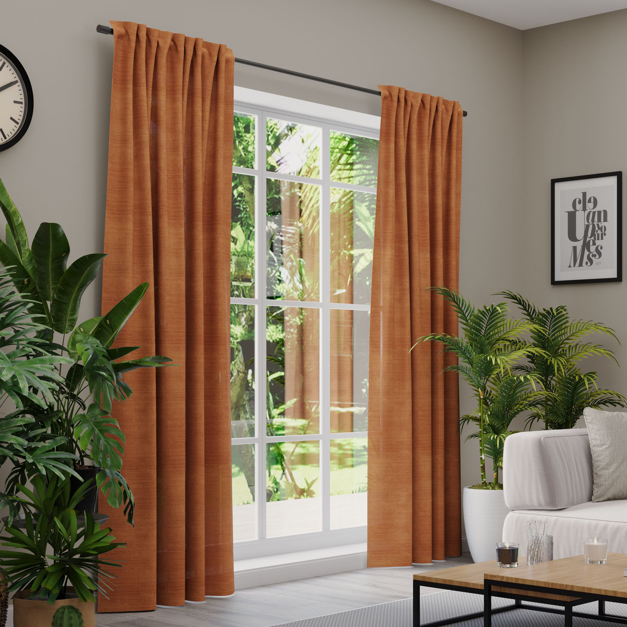 Gardinen an einem Fenster in einem Wohnzimmer mit Pflanzen und Möbeln