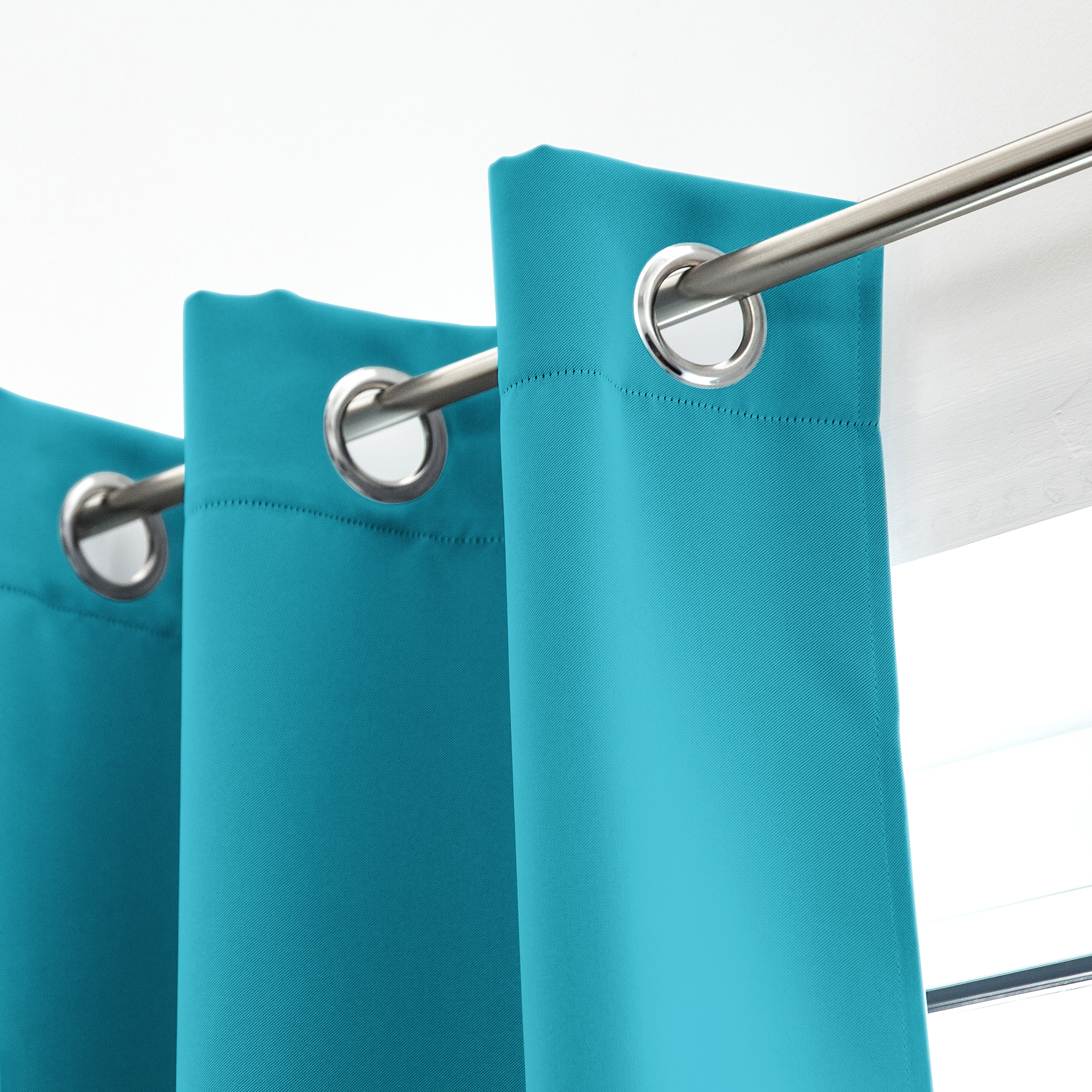 slider_image_f5b3b232c6ca4ef38b98e1ce61e3c474 Ösenvorhang an Stange befestigt, zeigt obere Kante mit Metallösen