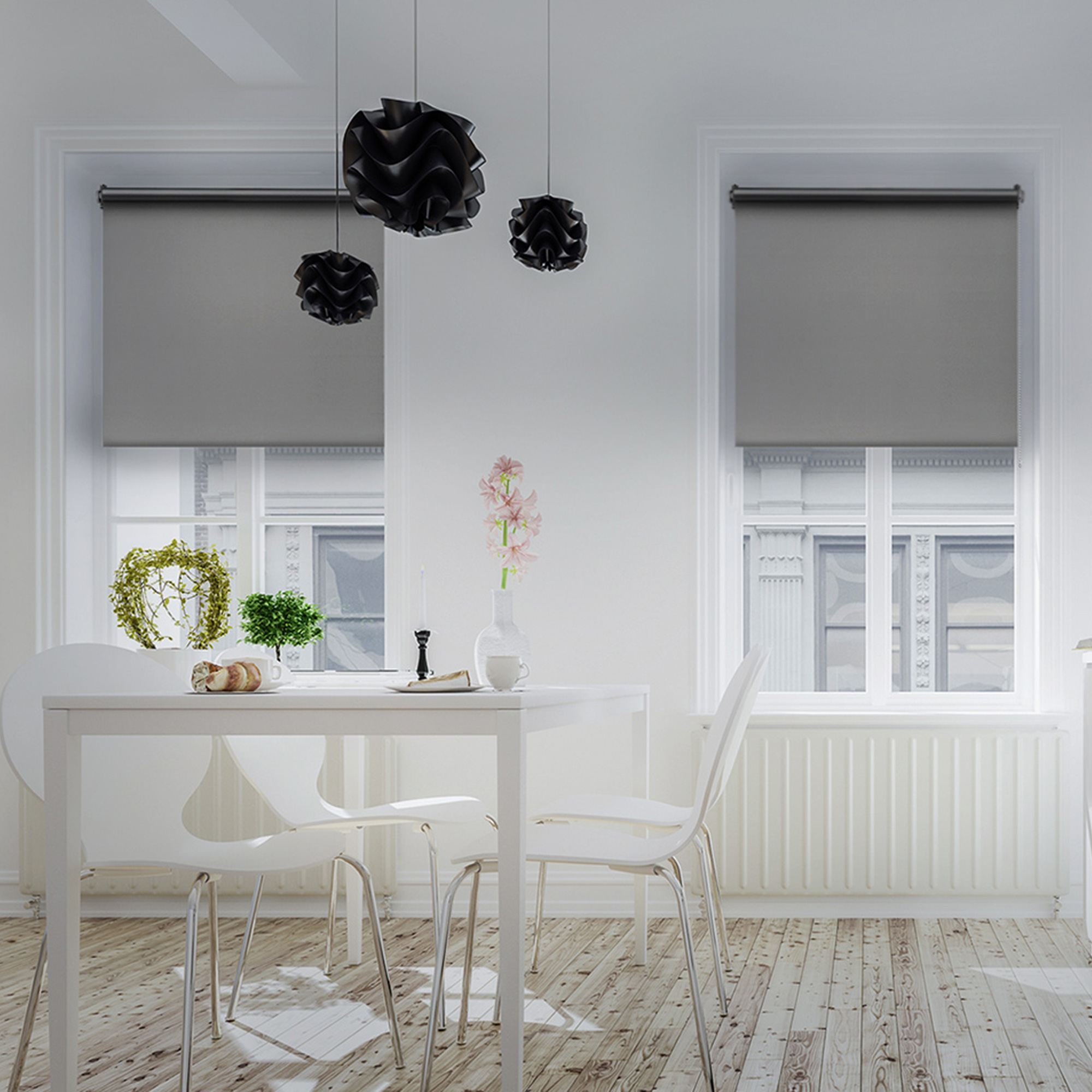 Helle Küche mit Tisch, Stühlen und zwei Fenstern mit Verdunkelungsrollos, Pflanzen auf Tisch und Arbeitsplatte