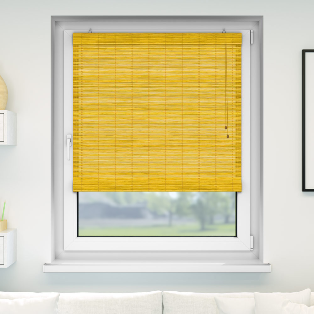 Fenster mit heruntergelassenem Rollo aus horizontalen Lamellen