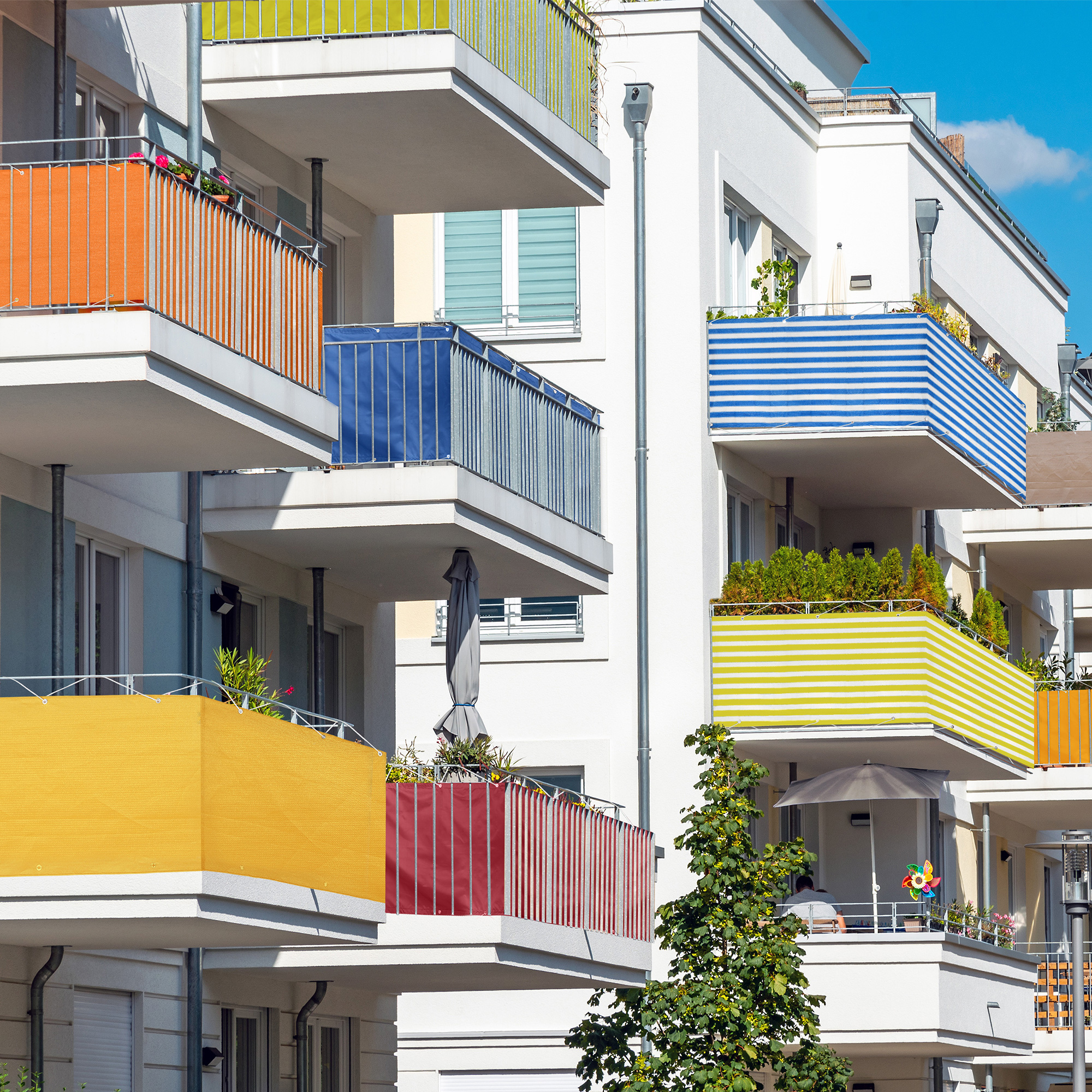 Mehrere Balkone mit wasserdichter Polyesterbespannung an einem Wohngebäude
