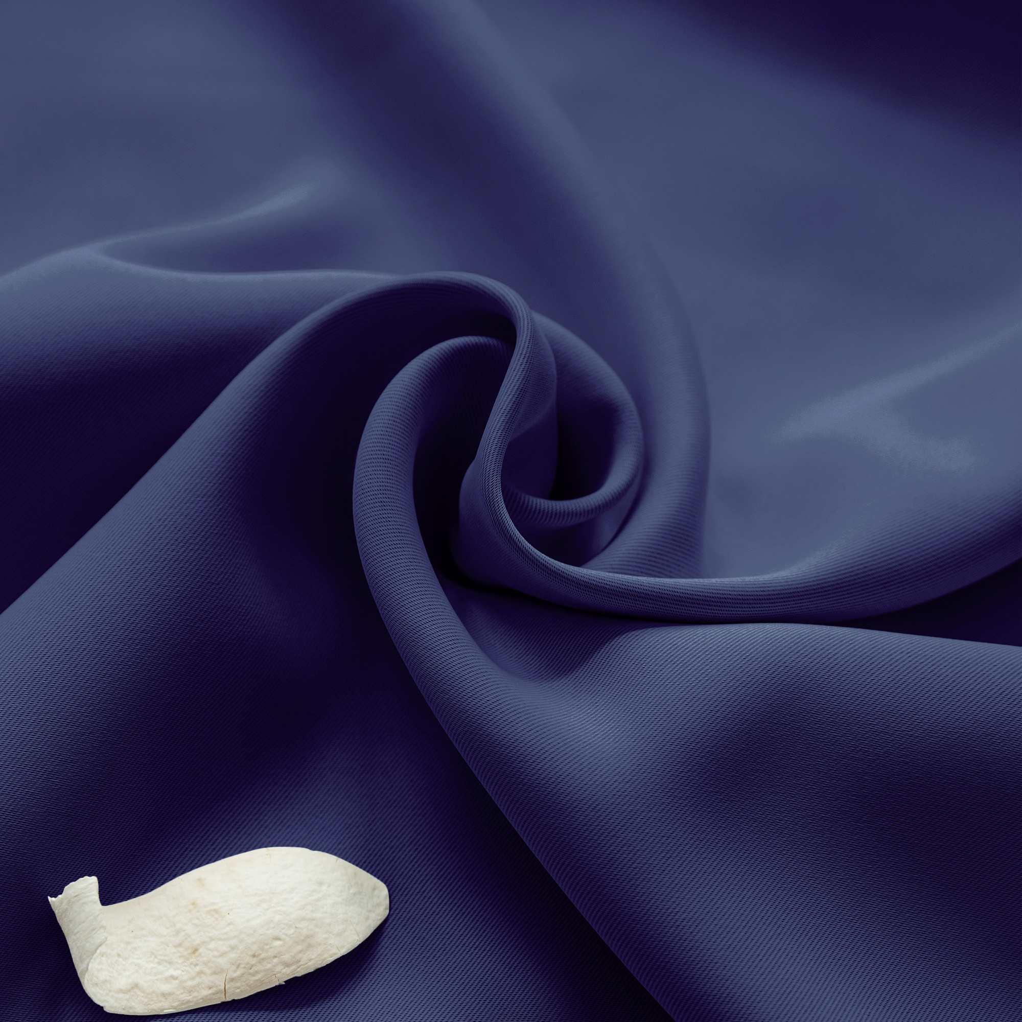 Faltiger Stoff eines Ösenvorhangs mit dekorativem Element