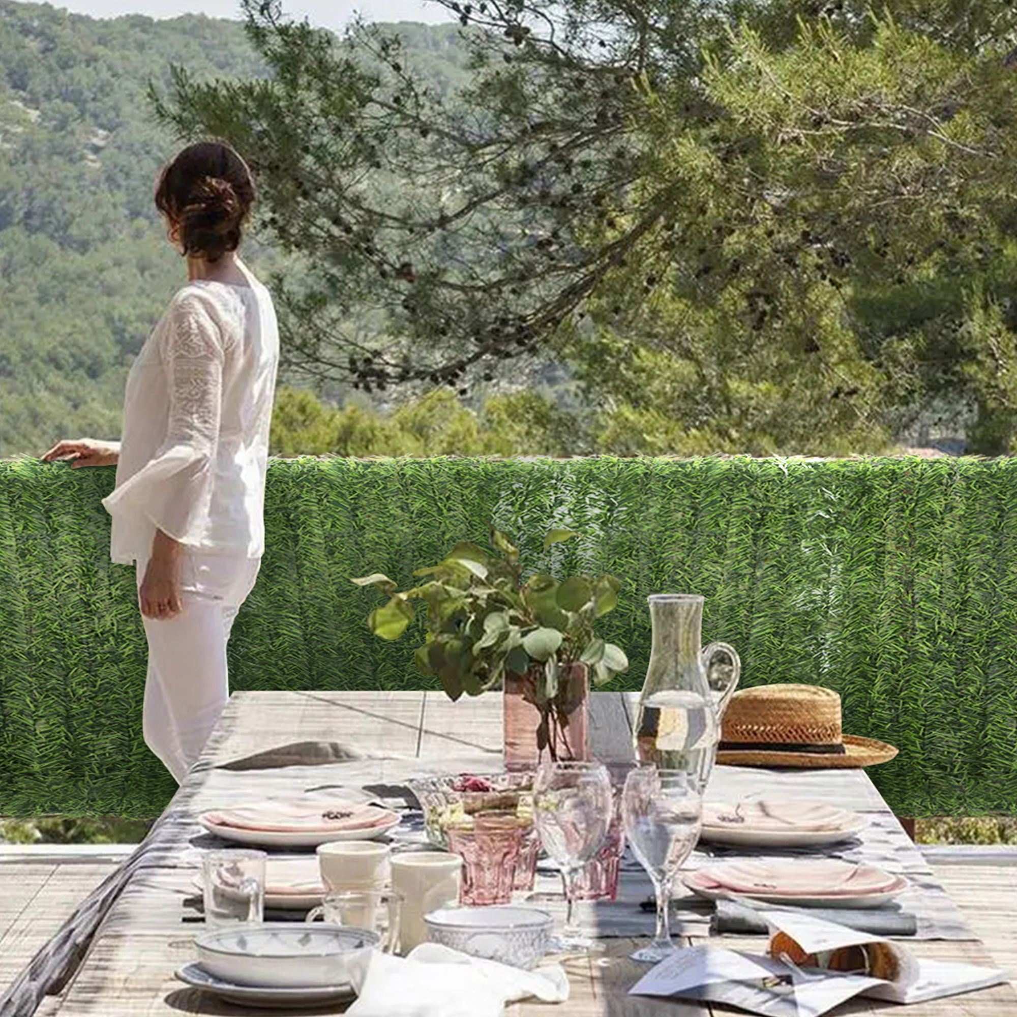 slider_image_256232b43cd64ecb8713f56dcc4c08bf Person auf Terrasse mit künstlicher Hecke als Sichtschutz im Hintergrund