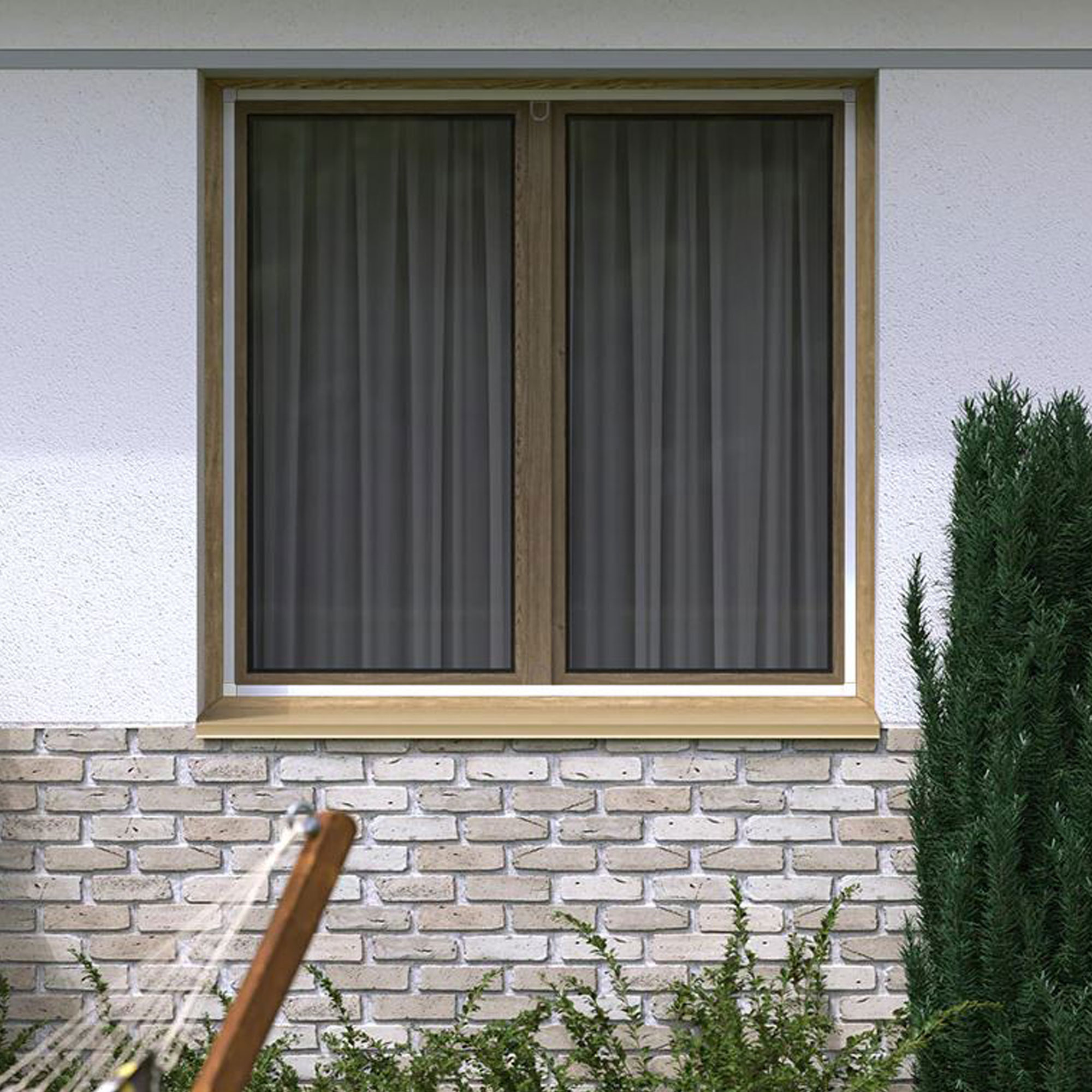 Fenster mit Insektenschutz-Spannrahmen, umgeben von Mauerwerk und Pflanzen