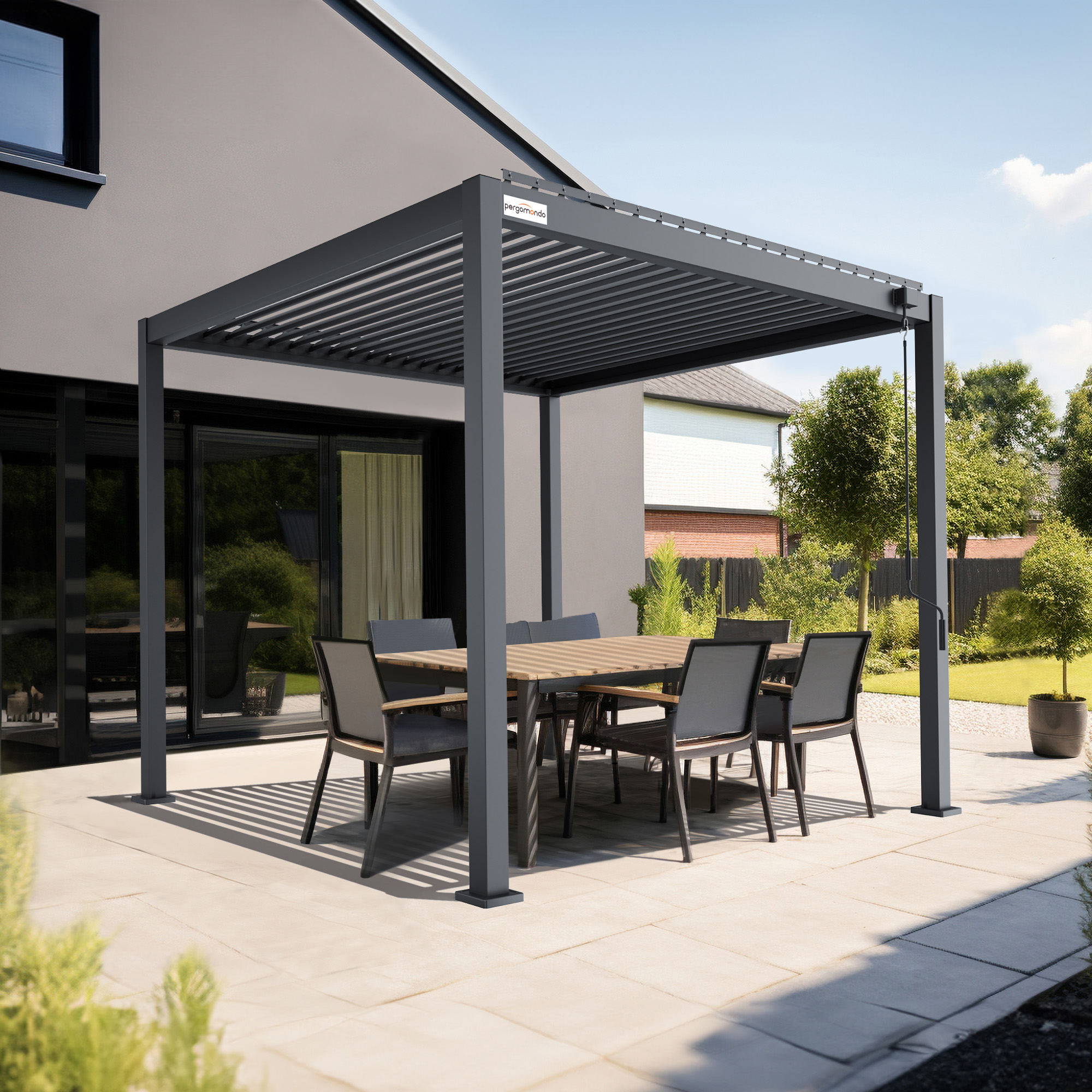 Pergola mit Lamellendach über einem Esstisch im Freien, umgeben von Stühlen und Gartenumgebung