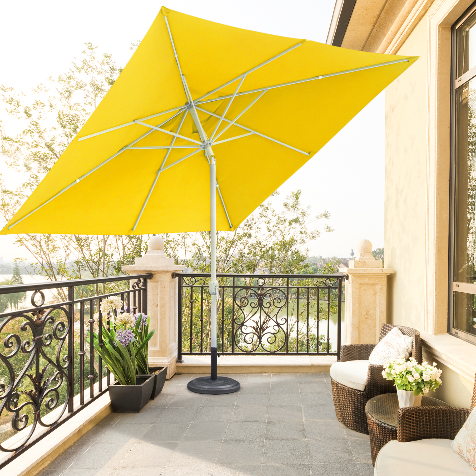Sonnenschirm auf Terrasse mit Schirmständer, umgeben von Pflanzen und Sitzmöbeln