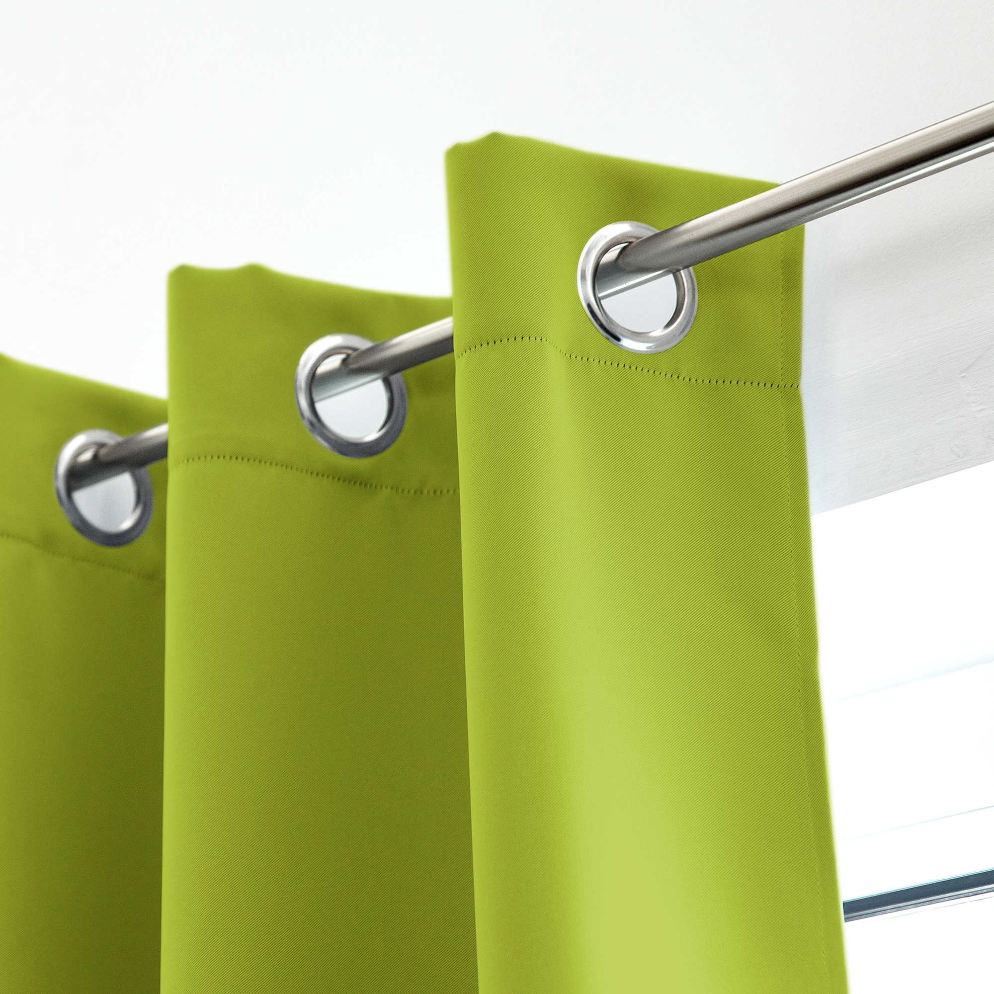 slider_image_9e84c8a951714555838978bb513544d7 Ösenvorhang an Stange befestigt, zeigt obere Kante mit Metallösen