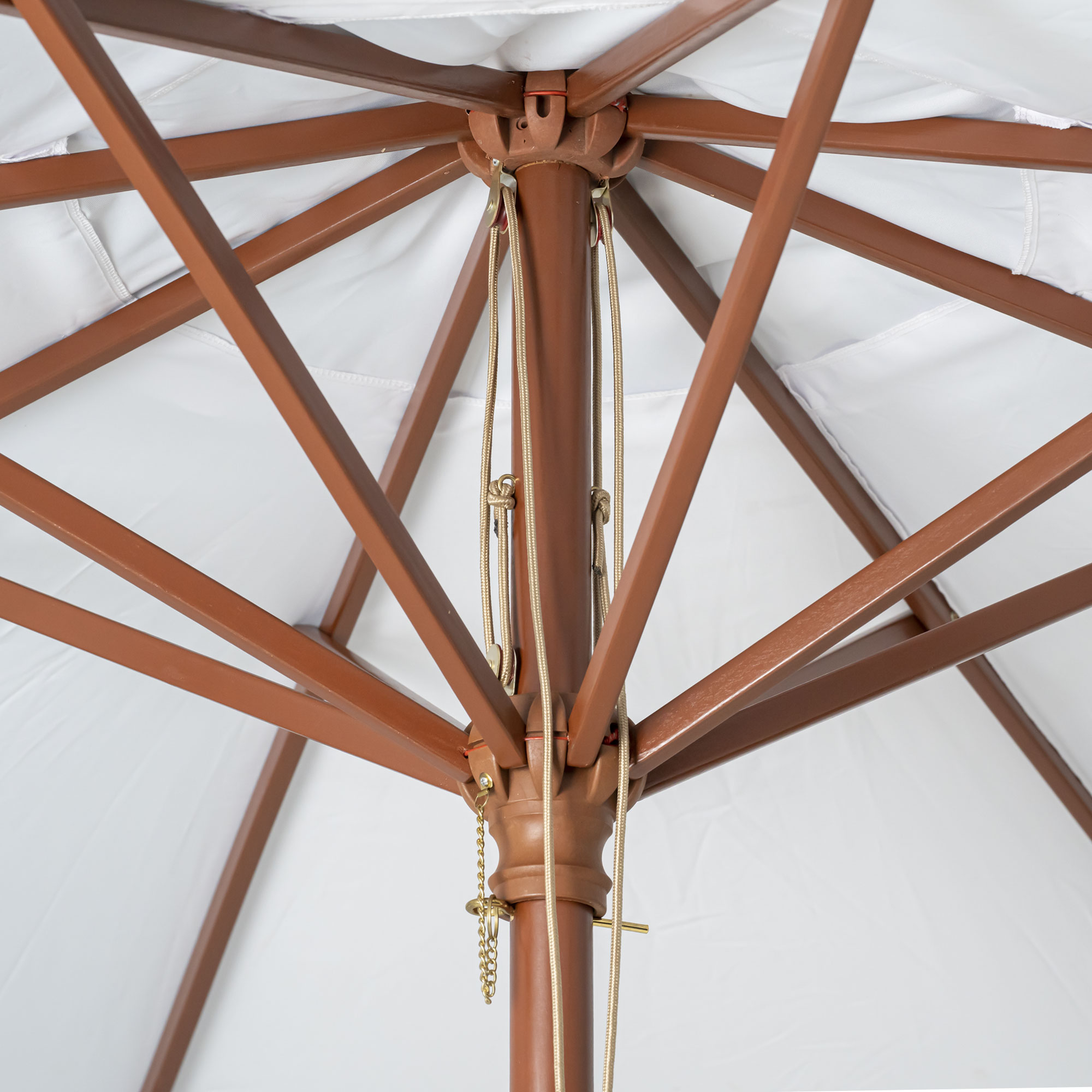 Knickbarer Holz-Sonnenschirm mit Streben und Seilmechanismus zur Stabilisierung und Anpassung