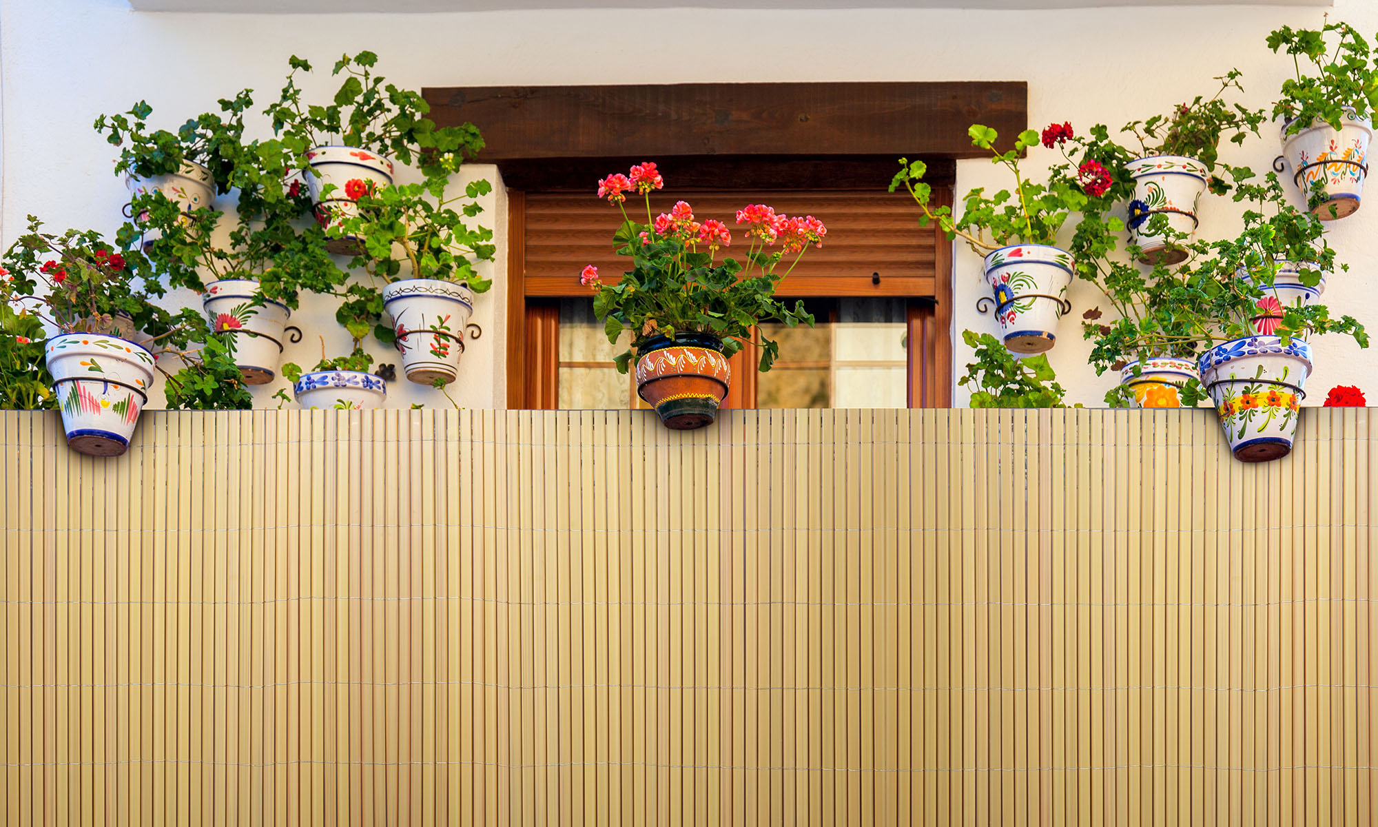 slider_image_0195f0b023807723b5f16112a4c2082c Befestigungskit für Sichtschutzmatten an einer Wand mit Blumentöpfen und Pflanzen